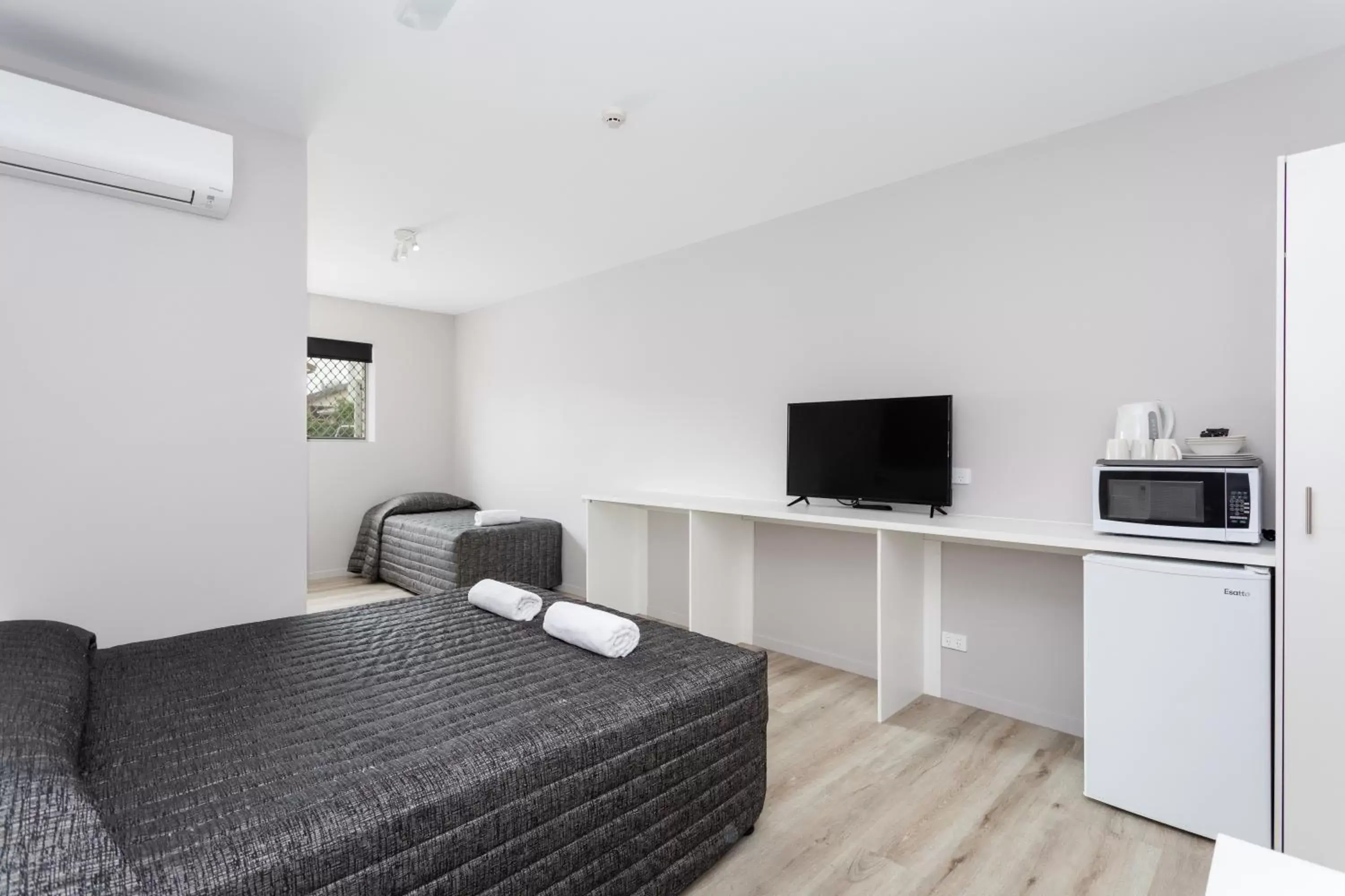 Triple Room - Ground Floor (Parking subject to availability) in Burleigh Gold Coast Motel Triple Room - Ground Floor (Parking subject to availability) in Burleigh Gold Coast Motel