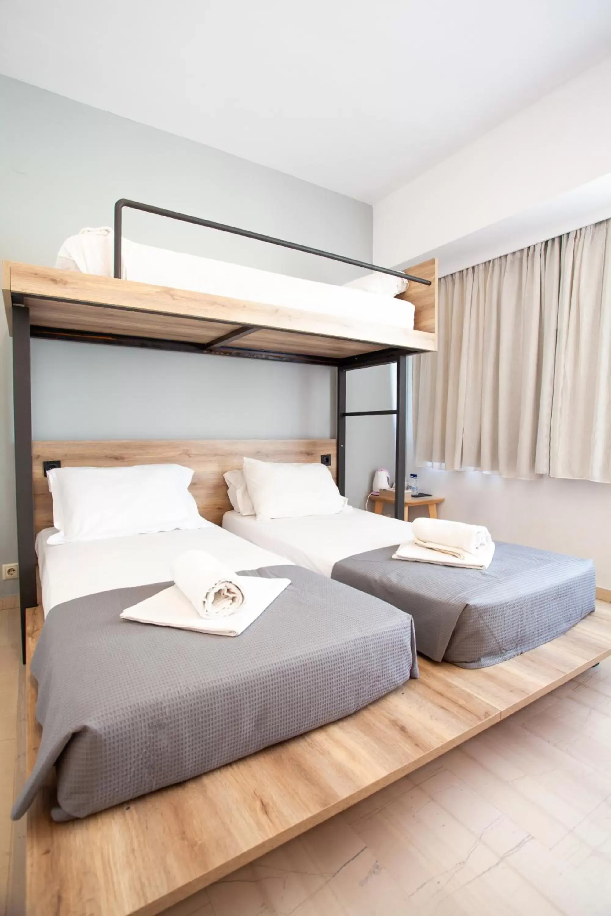 Budget Triple Room in Athens Studios Budget Triple Room in Athens Studios