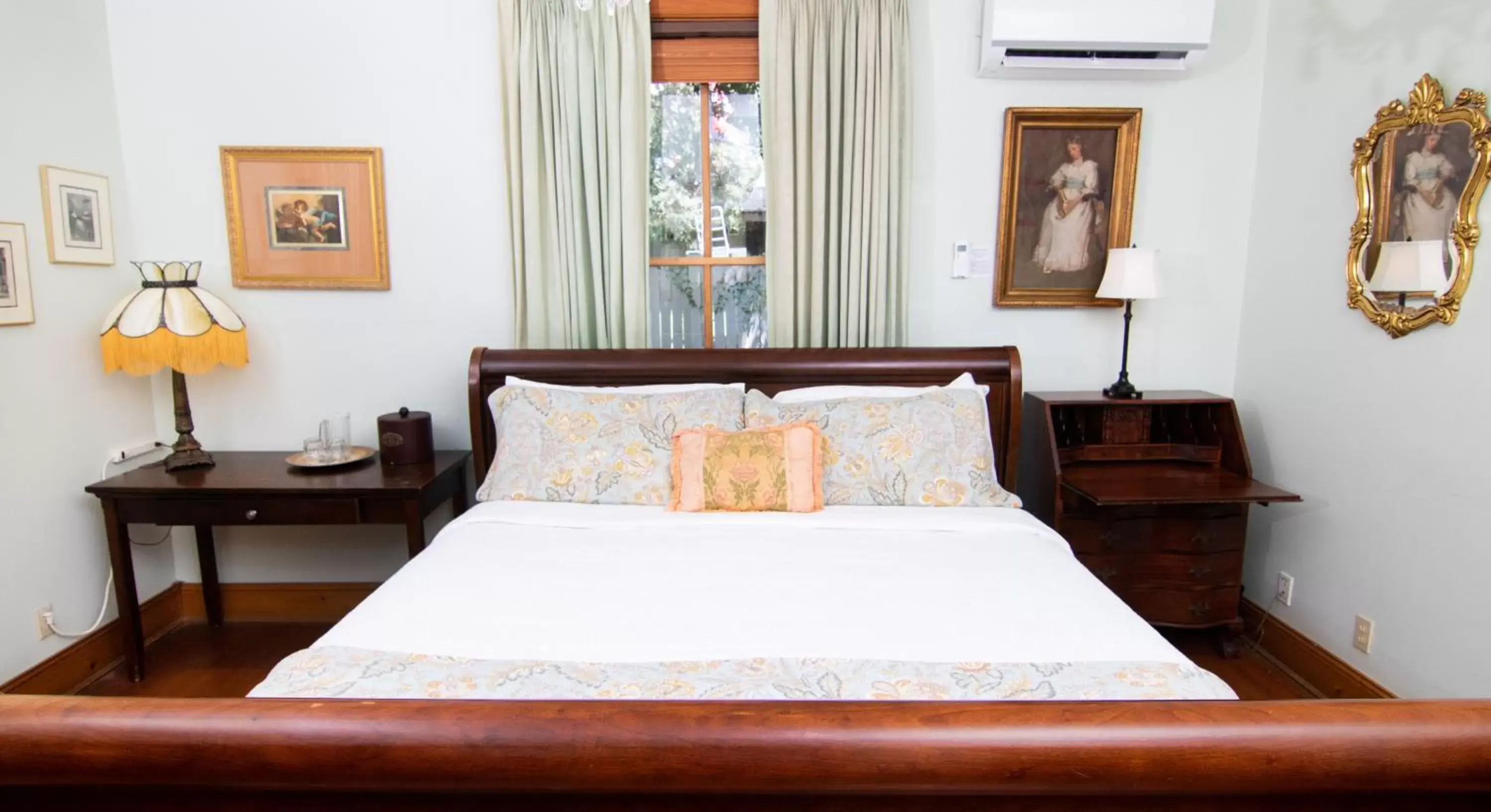 Tea Rose Room in Sweetwater Branch Inn Tea Rose Room in Sweetwater Branch Inn