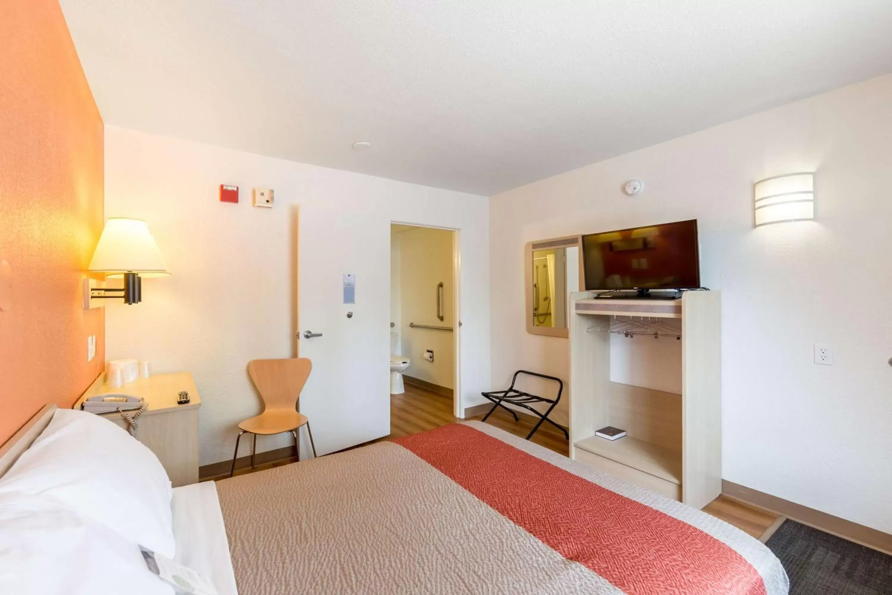 Double Room - Disability Access - Roll In Shower in Motel 6-Klamath Falls, OR Double Room - Disability Access - Roll In Shower in Motel 6-Klamath Falls, OR