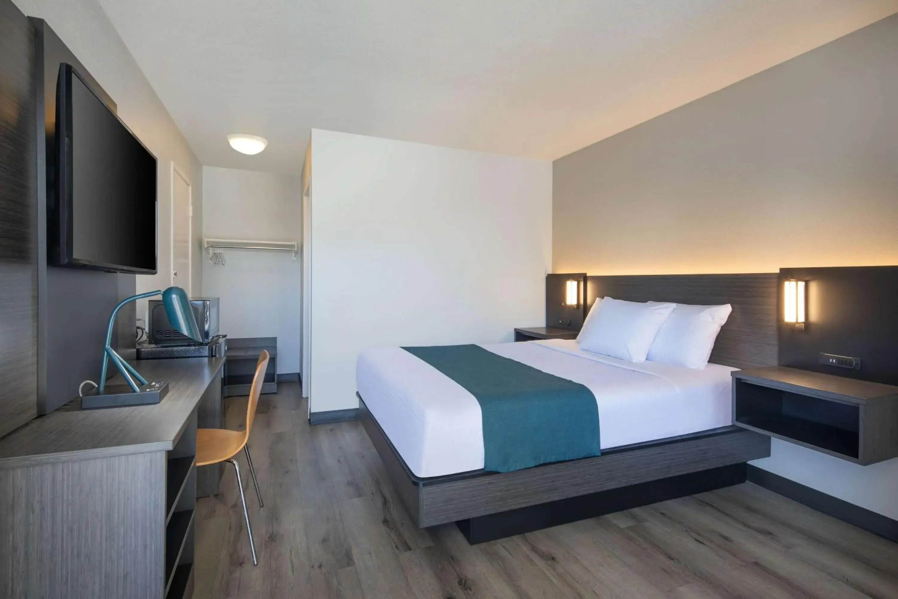 Deluxe Queen Room in Motel 6-Woodland, CA Sacramento Airport Deluxe Queen Room in Motel 6-Woodland, CA Sacramento Airport