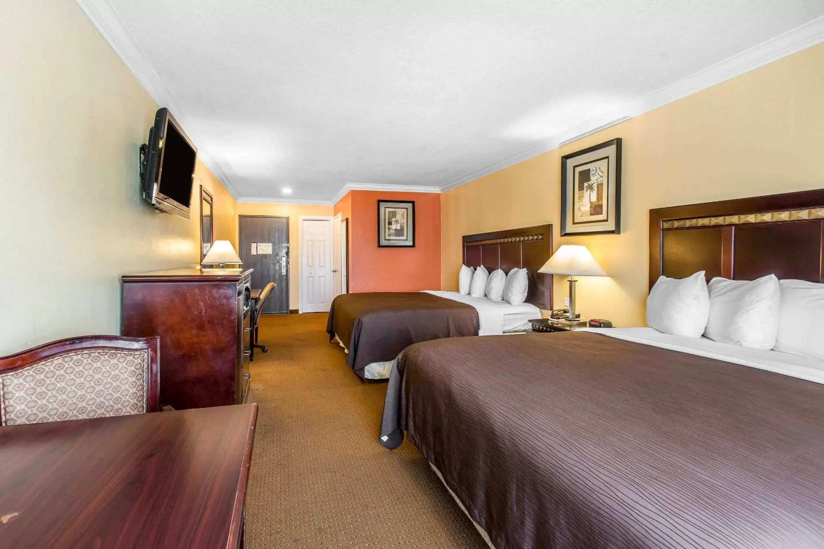 Standard Room, 2 King Beds, Non Smoking in Quality Inn & Suites Bell Gardens-Los Angeles Standard Room, 2 King Beds, Non Smoking in Quality Inn & Suites Bell Gardens-Los Angeles