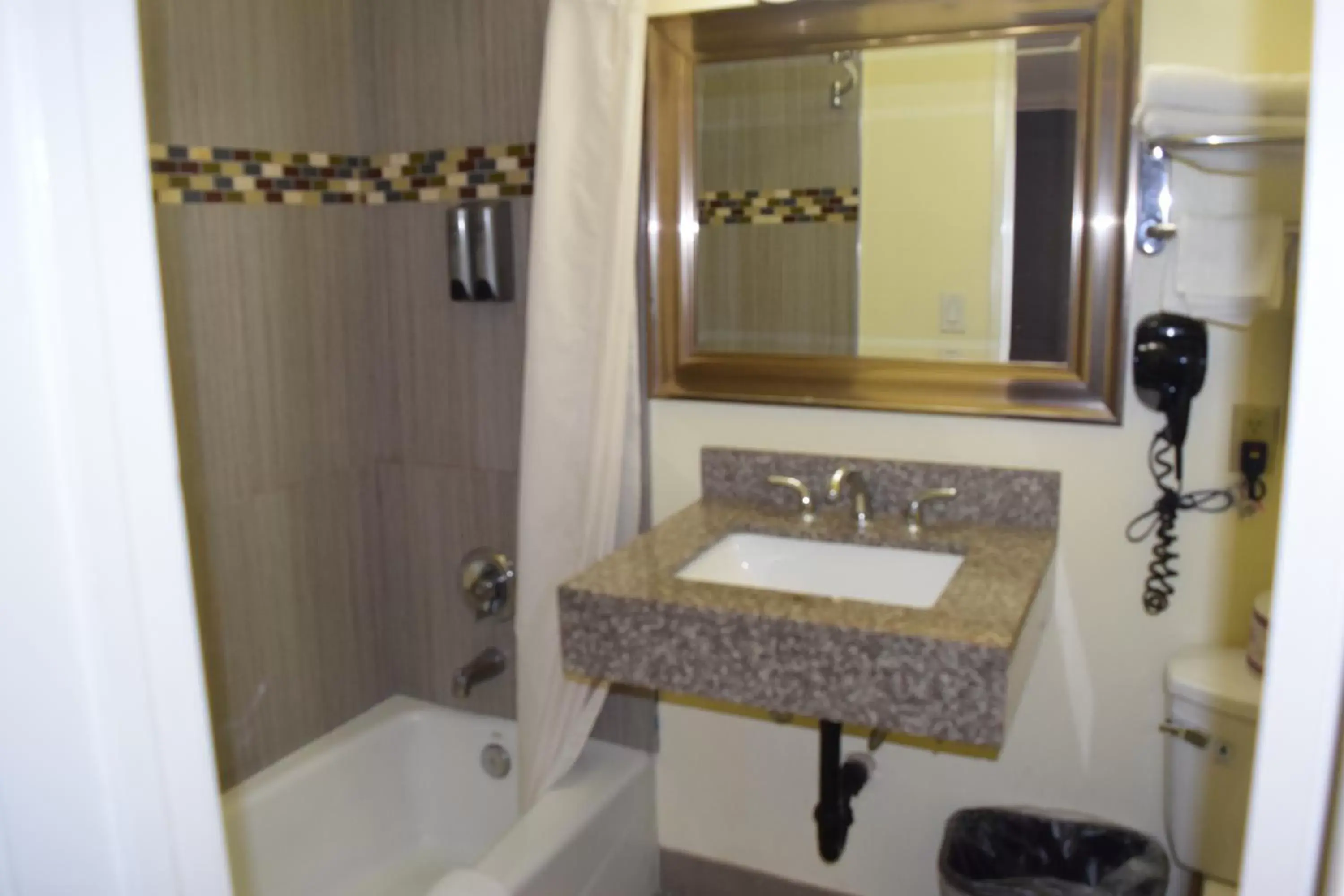 Queen Room with Two Queen Beds in Deluxe Inn Hawthorne/ LAX Queen Room with Two Queen Beds in Deluxe Inn Hawthorne/ LAX