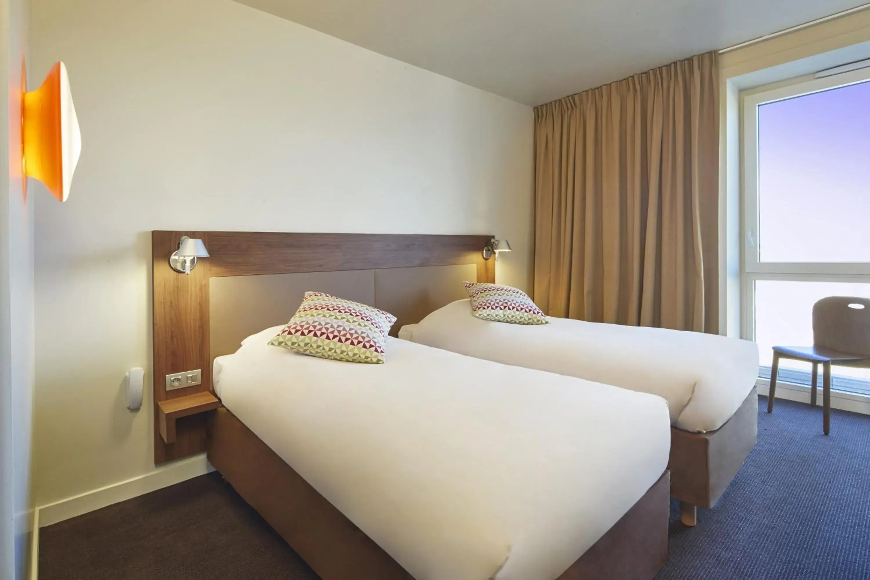 Standard Twin Room in Campanile Paris Sud Saclay- Gif sur yvette Standard Twin Room in Campanile Paris Sud Saclay- Gif sur yvette