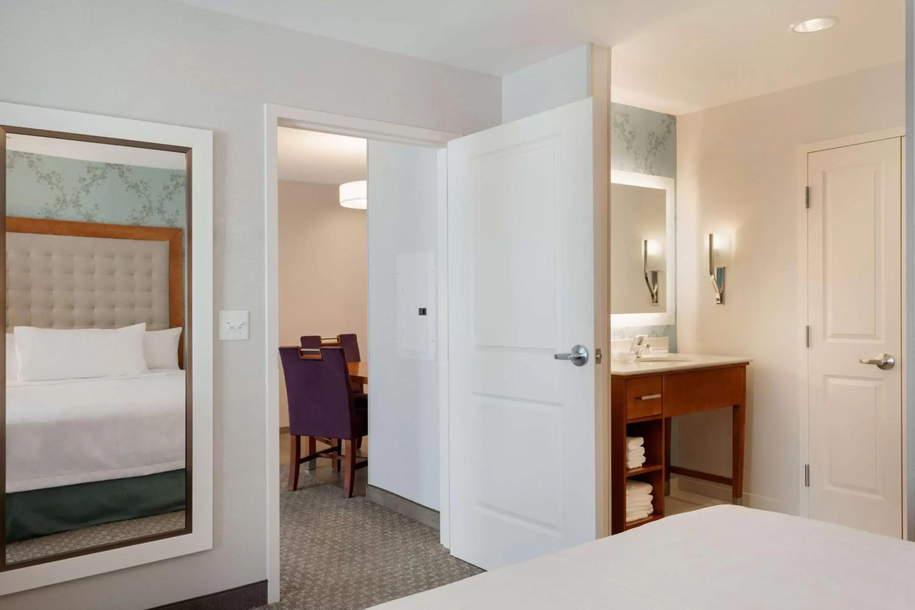 Queen Suite - Hearing Accessible in Homewood Suites by Hilton Gateway Hills Nashua Queen Suite - Hearing Accessible in Homewood Suites by Hilton Gateway Hills Nashua