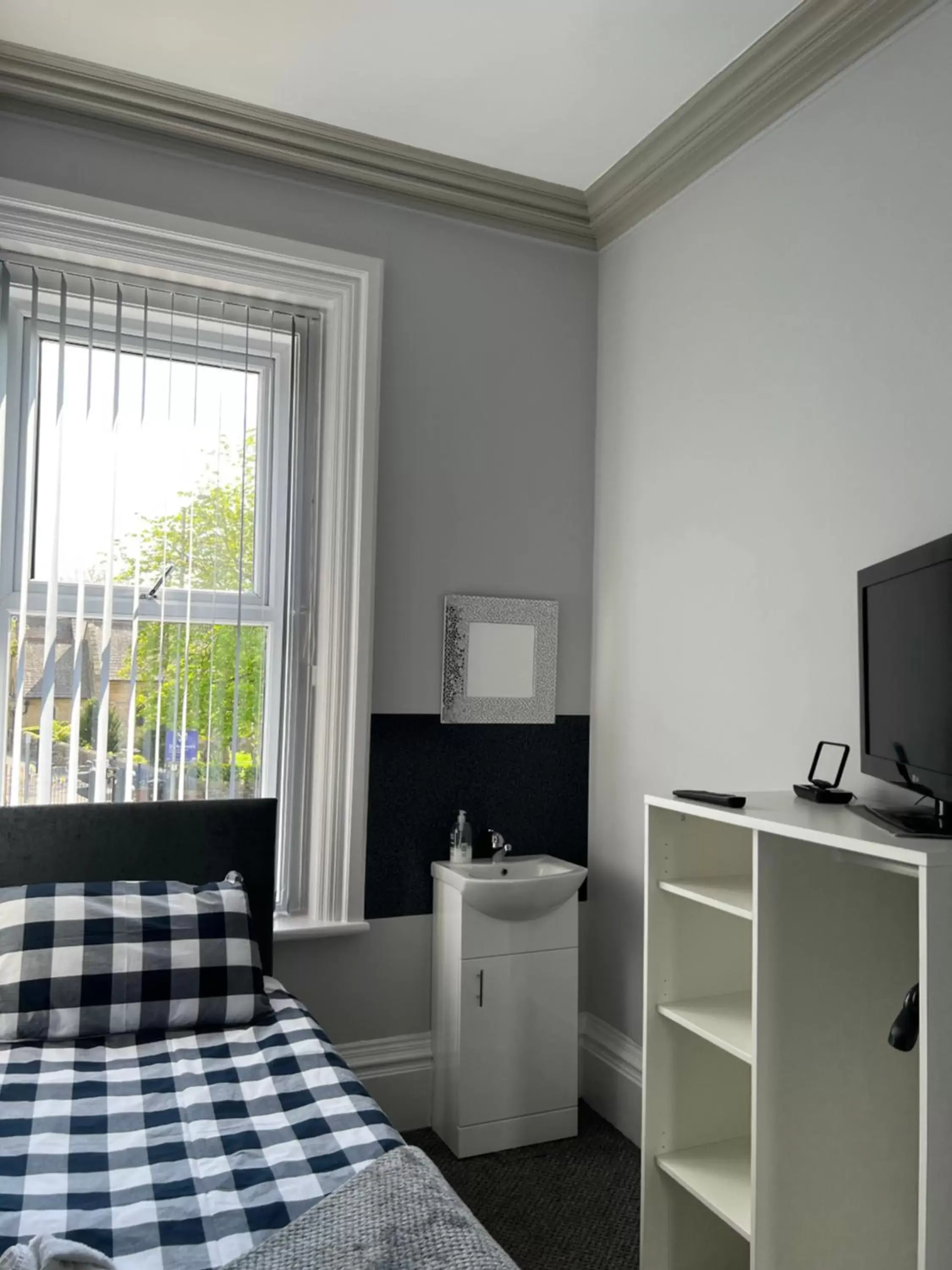 Single Room with Shared Bathroom (Room 5) in St Andrews house Hotel Single Room with Shared Bathroom (Room 5) in St Andrews house Hotel