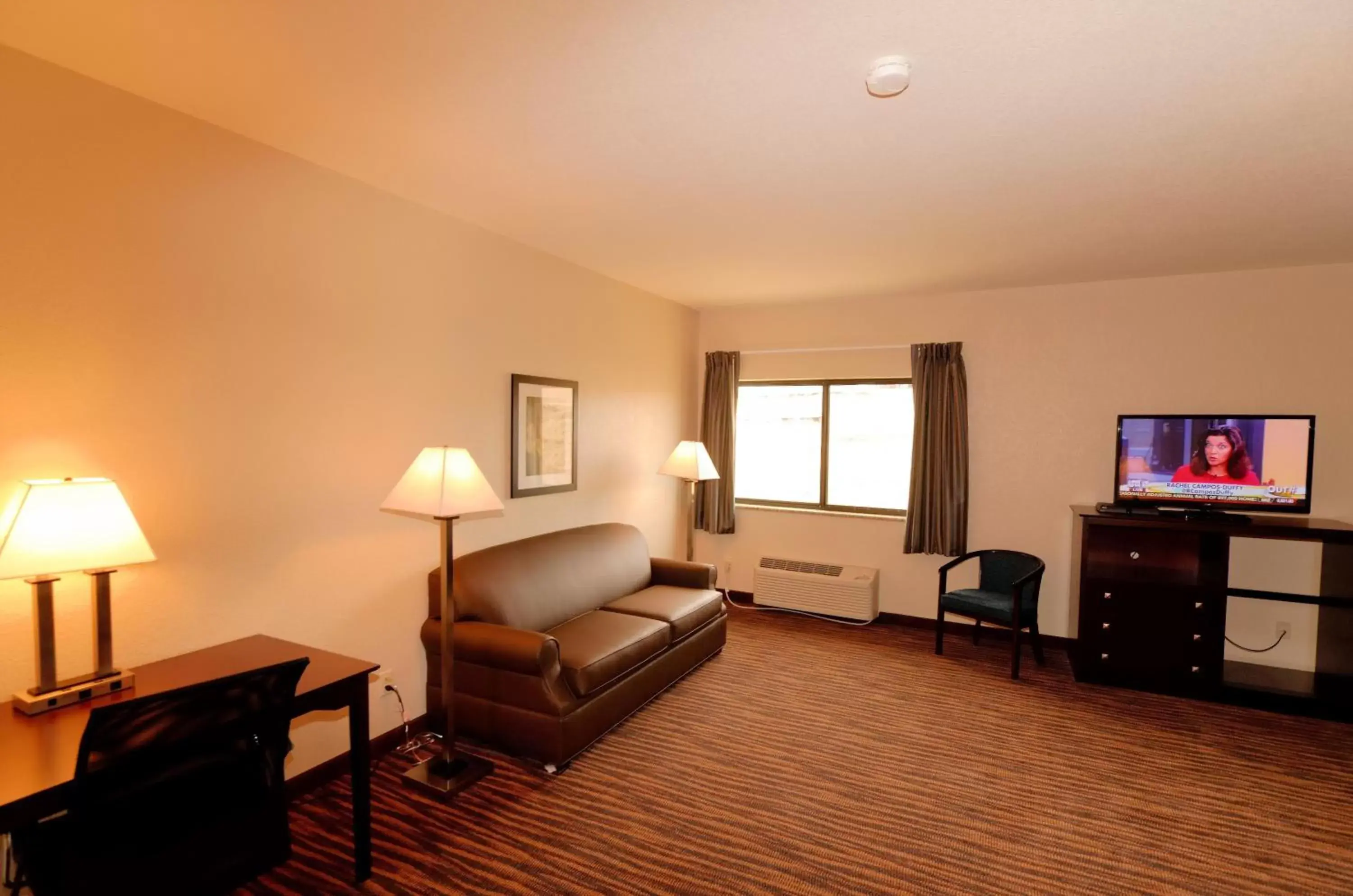 Executive King Suite in Cobblestone Inn & Suites - Denison | Oak Ridge Executive King Suite in Cobblestone Inn & Suites - Denison | Oak Ridge