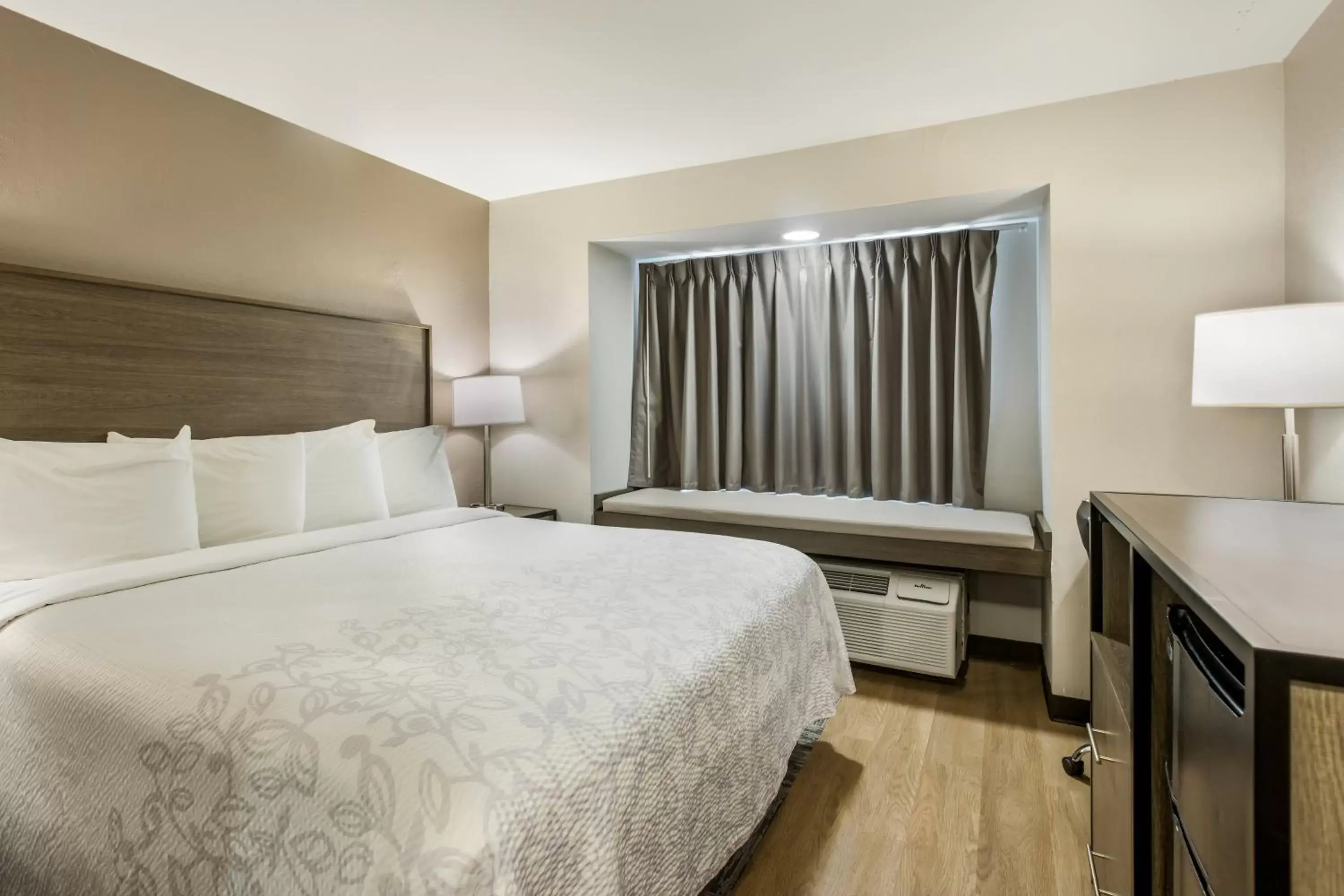 Deluxe King Room Smoke Free in Red Roof Inn PLUS+ & Suites Savannah – I-95 Deluxe King Room Smoke Free in Red Roof Inn PLUS+ & Suites Savannah – I-95