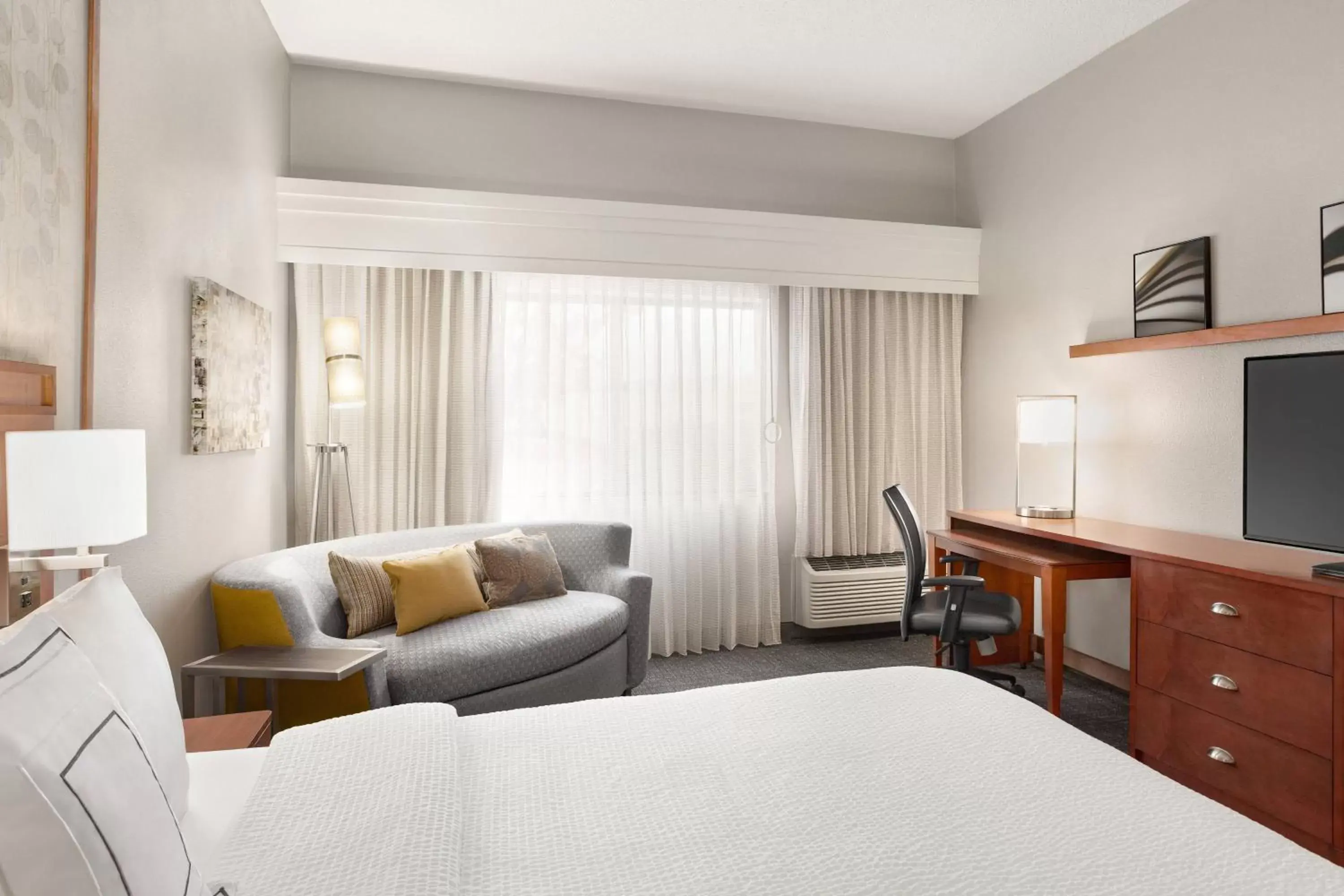 King Room with Sofa Bed in Courtyard Tupelo King Room with Sofa Bed in Courtyard Tupelo