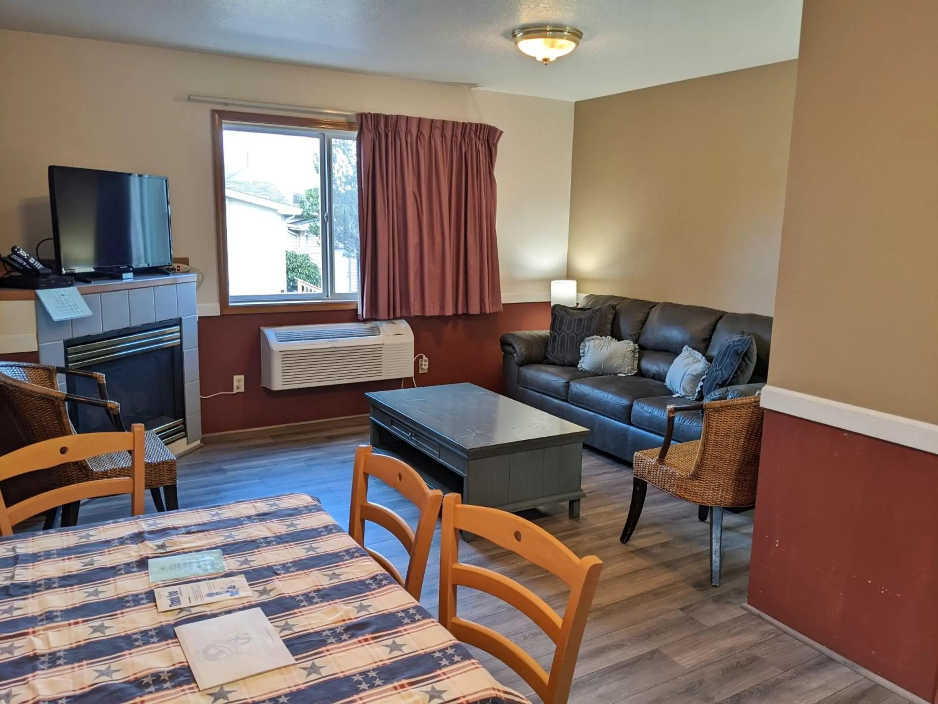 Deluxe King Suite in Hillcrest Inn Deluxe King Suite in Hillcrest Inn