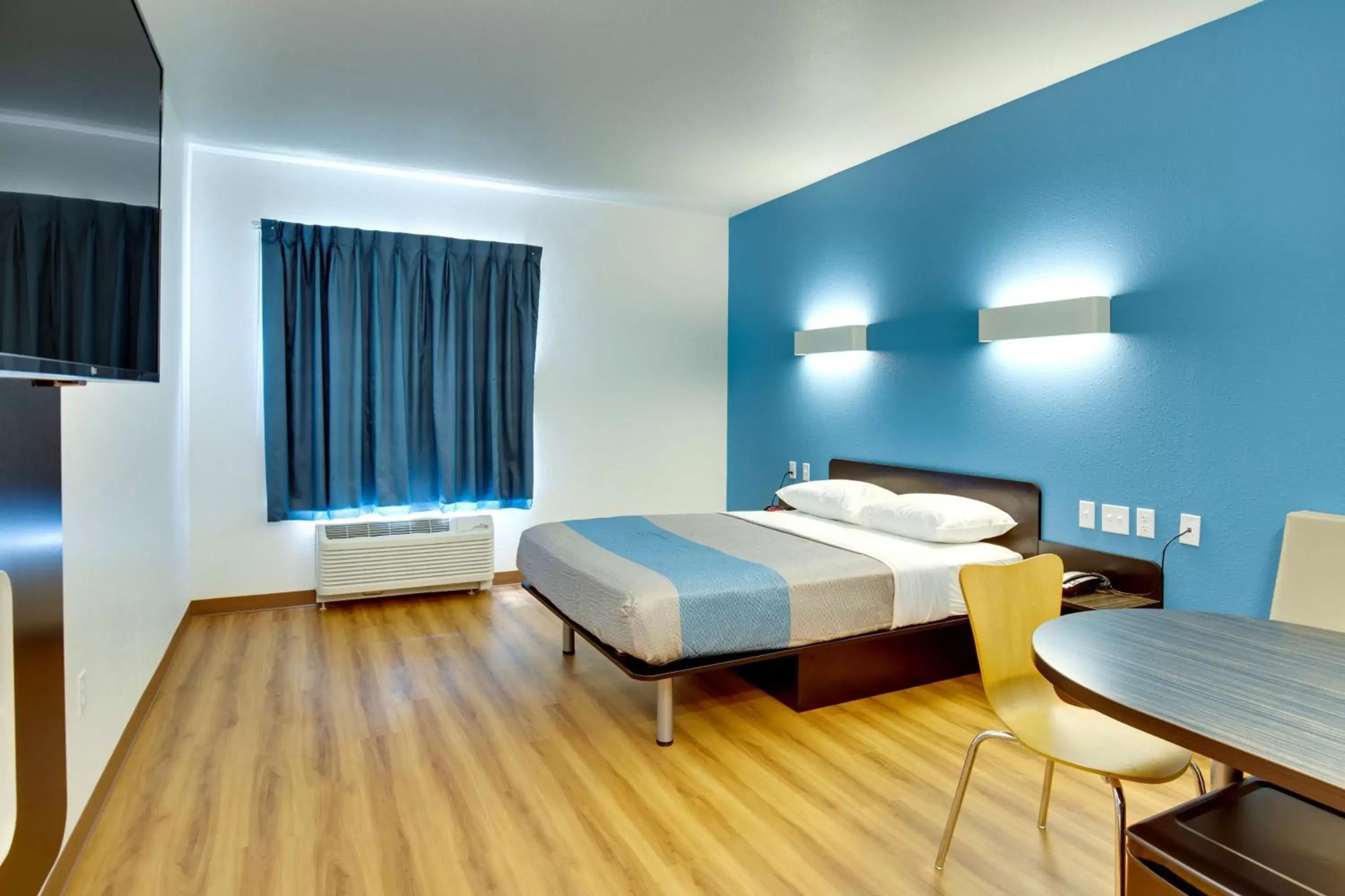 Queen Room - Disability Access - Non-Smoking in Motel 6 Poplar Bluff, MO Queen Room - Disability Access - Non-Smoking in Motel 6 Poplar Bluff, MO