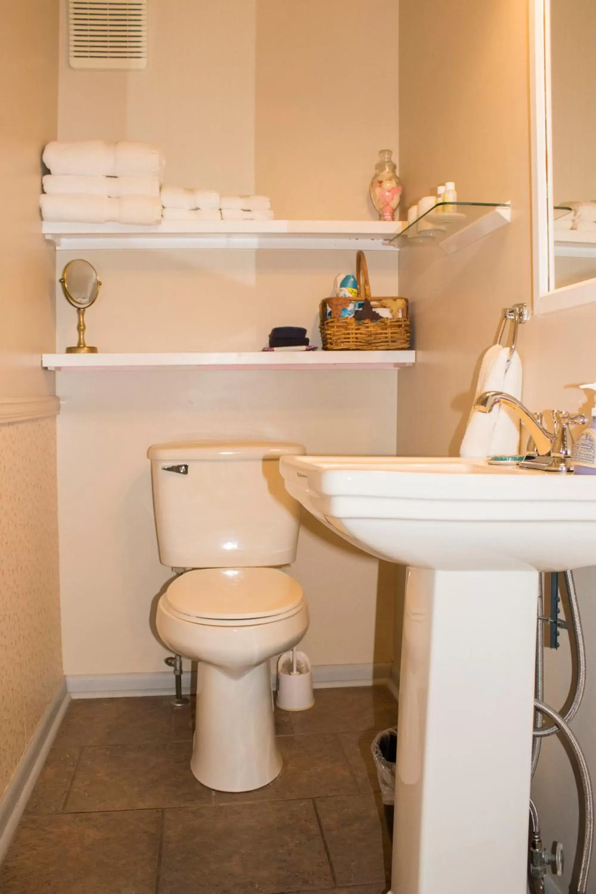 Queen Suite in Wildflower Bed and Breakfast Queen Suite in Wildflower Bed and Breakfast