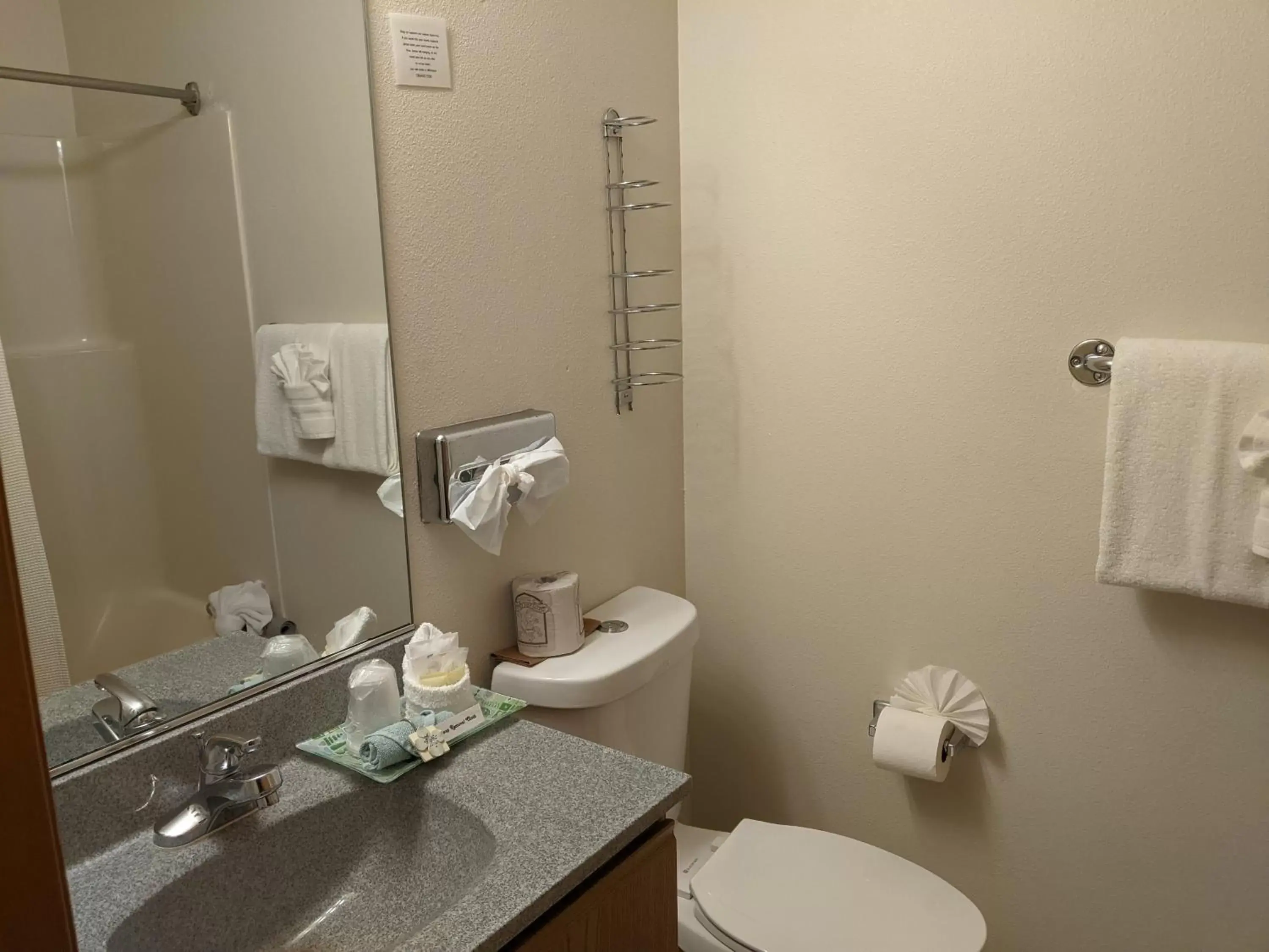 Deluxe King Room in Hillcrest Inn Deluxe King Room in Hillcrest Inn