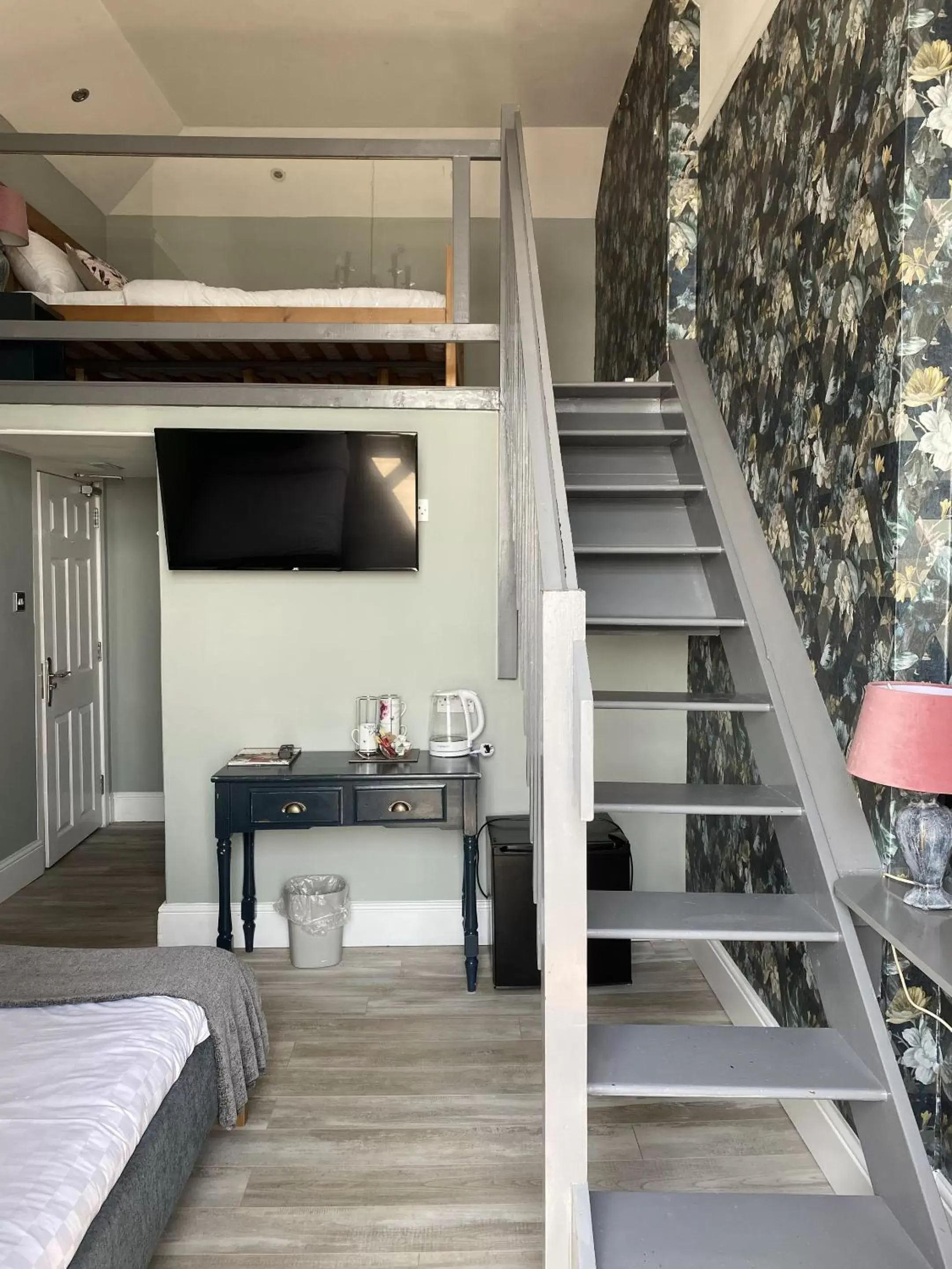 Comfort Triple Room with Shower in Astral Lodge Comfort Triple Room with Shower in Astral Lodge