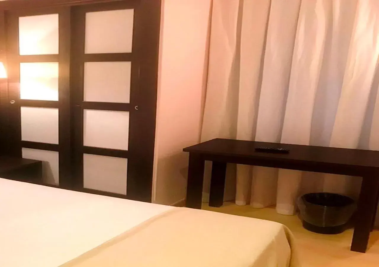 Interior Small Double Room in Hotel Ramblas Internacional Interior Small Double Room in Hotel Ramblas Internacional