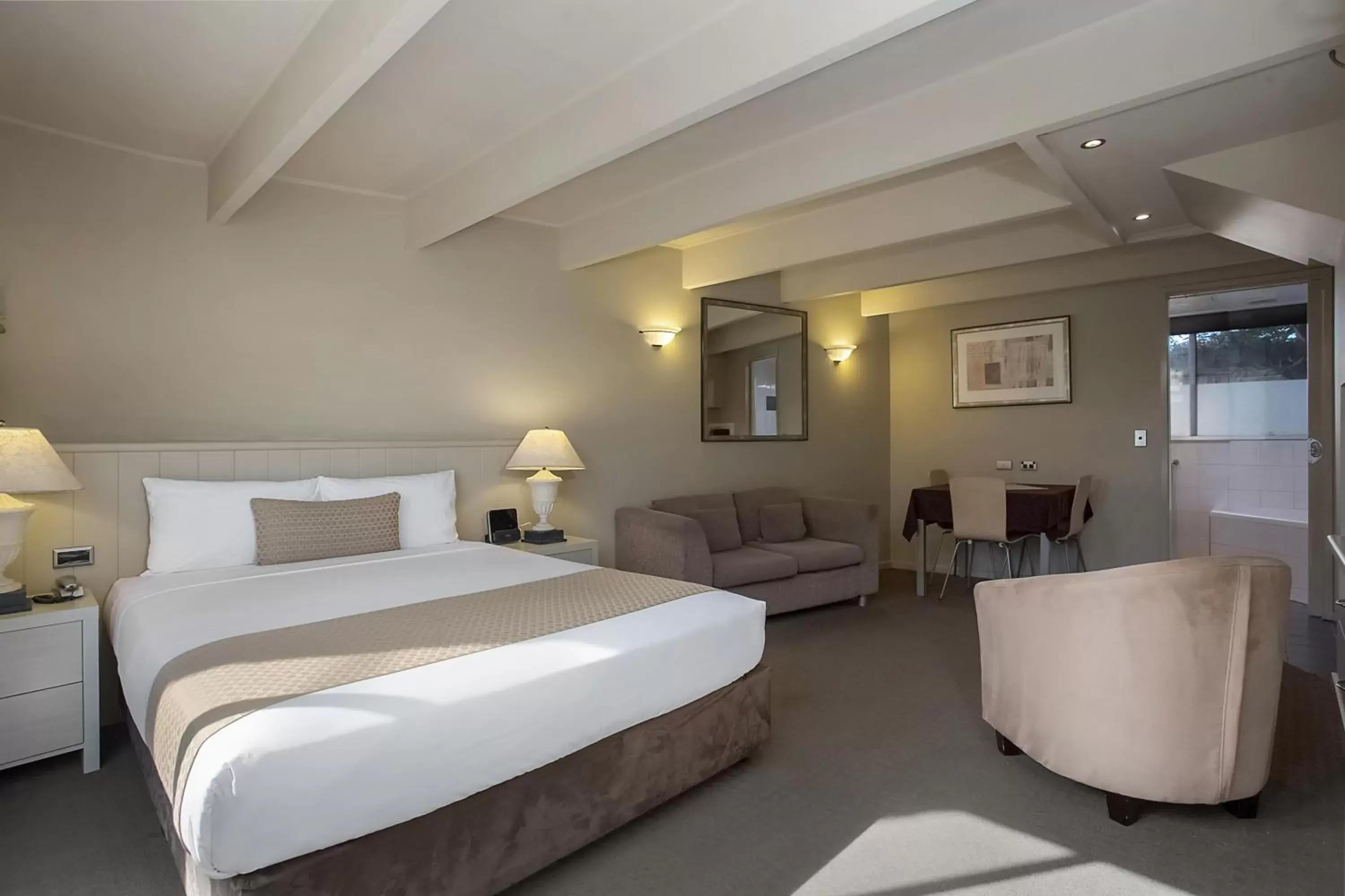 Three-Bedroom Suite with Spa Bath - single occupancy in Comfort Inn On Raglan Three-Bedroom Suite with Spa Bath - single occupancy in Comfort Inn On Raglan