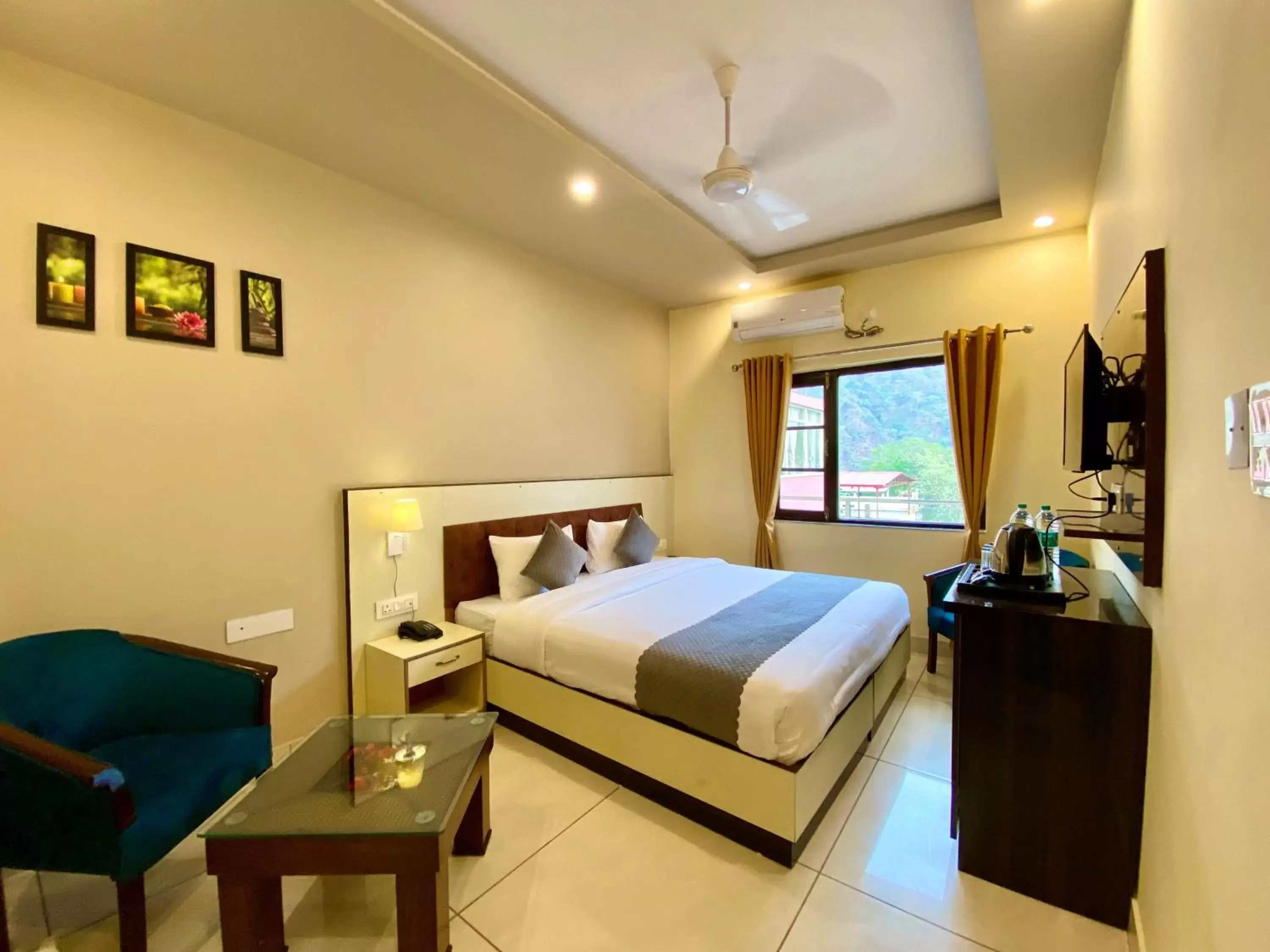 Double Room with Mountain View in Tapovan New Residency By FTP Hotels Double Room with Mountain View in Tapovan New Residency By FTP Hotels