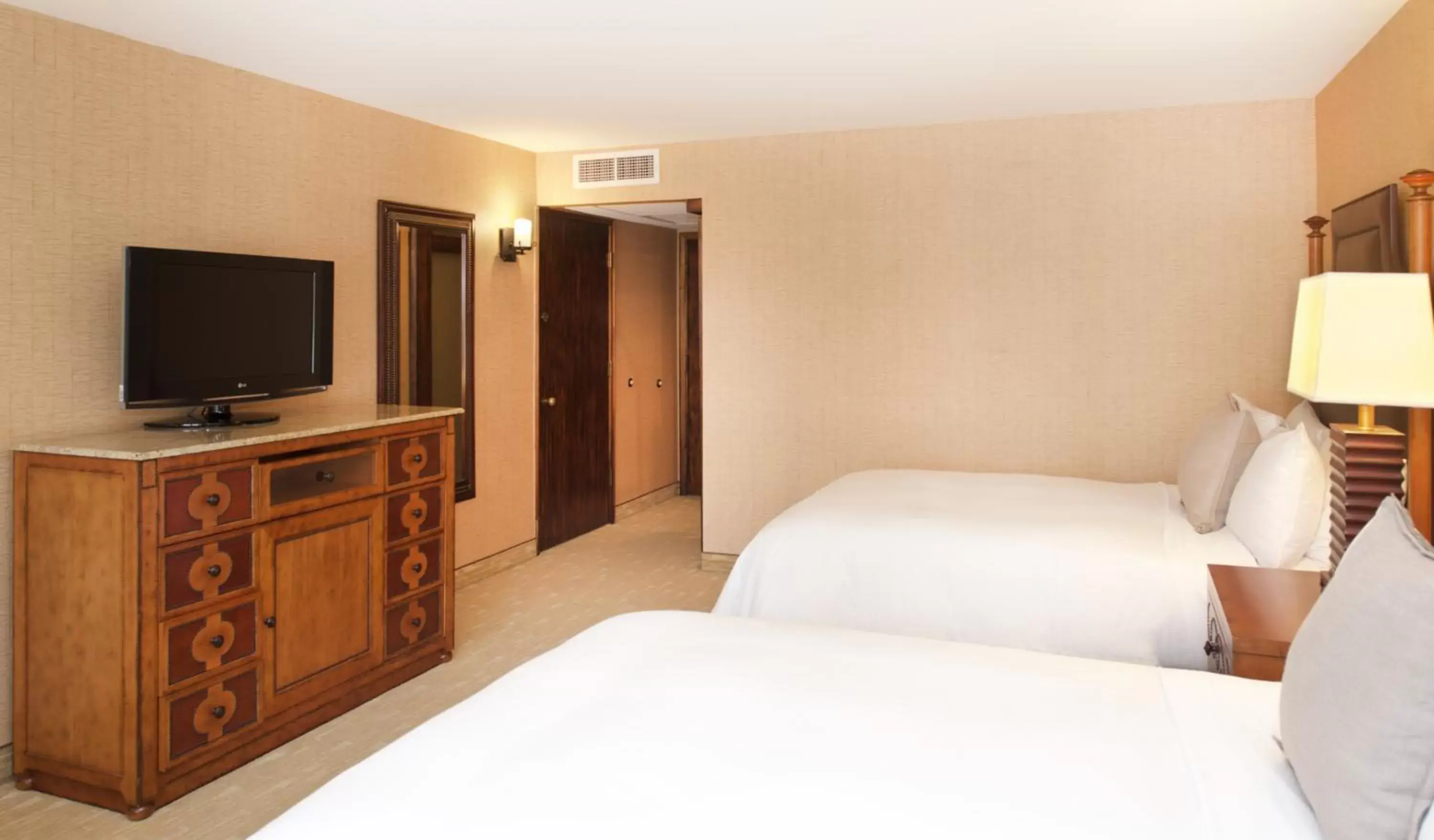 Standard Queen Room with Two Queen Beds in Lake Arrowhead Resort & Spa Standard Queen Room with Two Queen Beds in Lake Arrowhead Resort & Spa