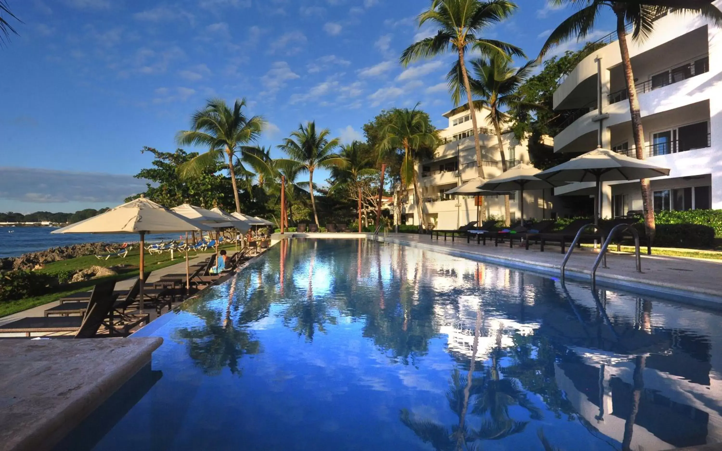 Apartment with Pool View in Instyle Residences at Infiniti Blu Apartment with Pool View in Instyle Residences at Infiniti Blu