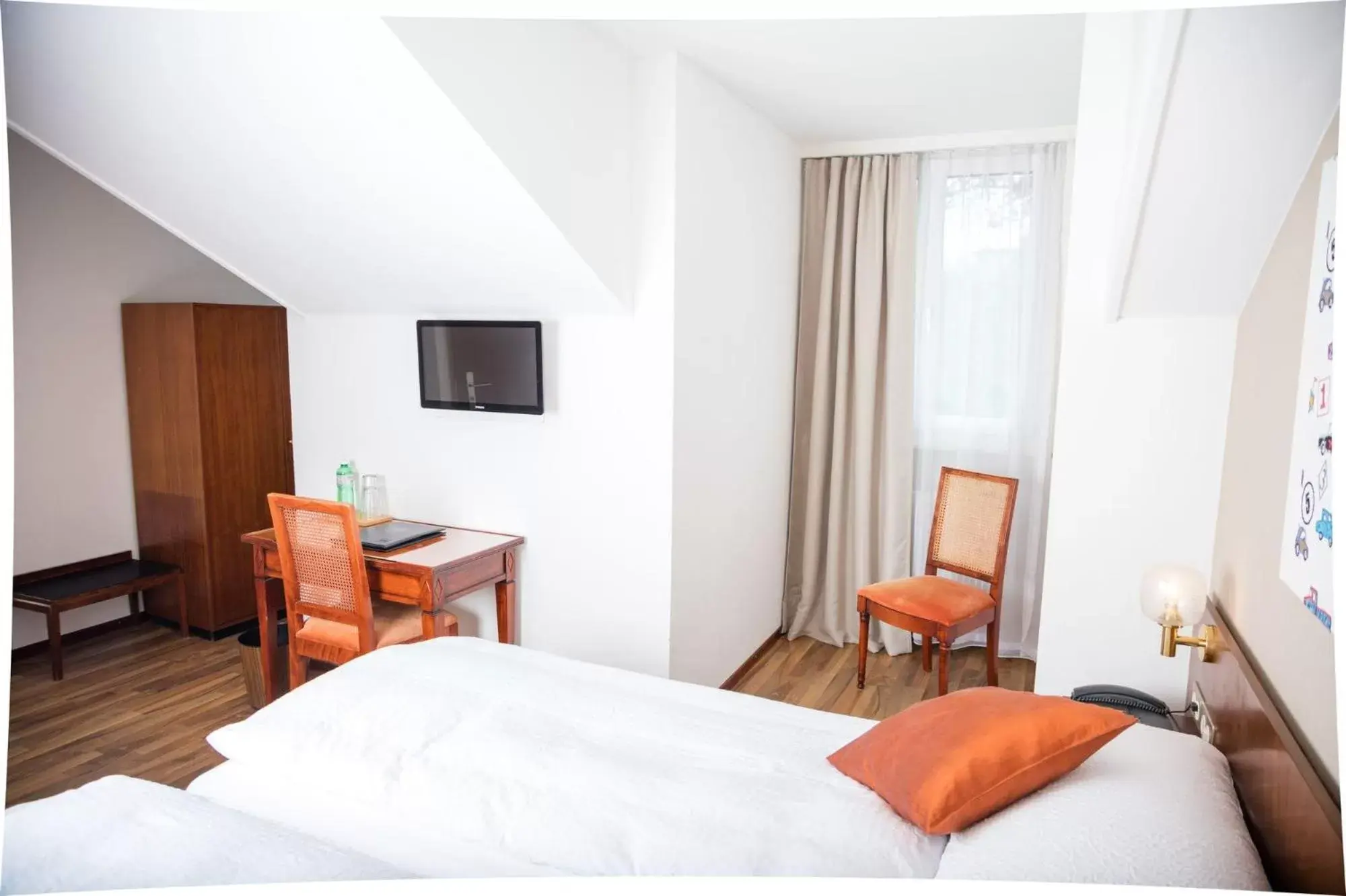 Economy Twin Room in Hôtel de Chailly Economy Twin Room in Hôtel de Chailly