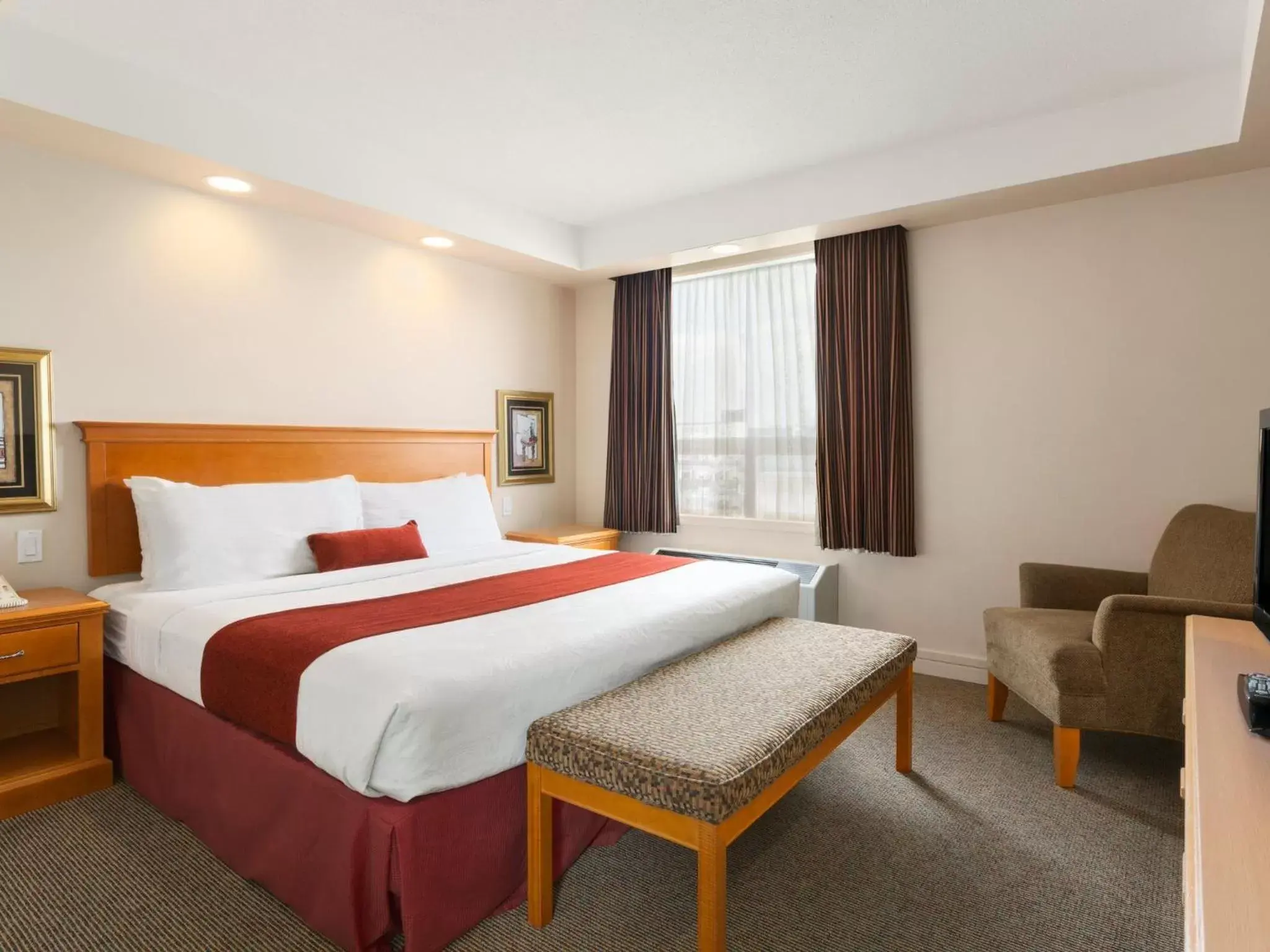 One-Bedroom Suite with One King Bed and One Queen Bed- Non-Smoking in Travelodge by Wyndham Spruce Grove One-Bedroom Suite with One King Bed and One Queen Bed- Non-Smoking in Travelodge by Wyndham Spruce Grove