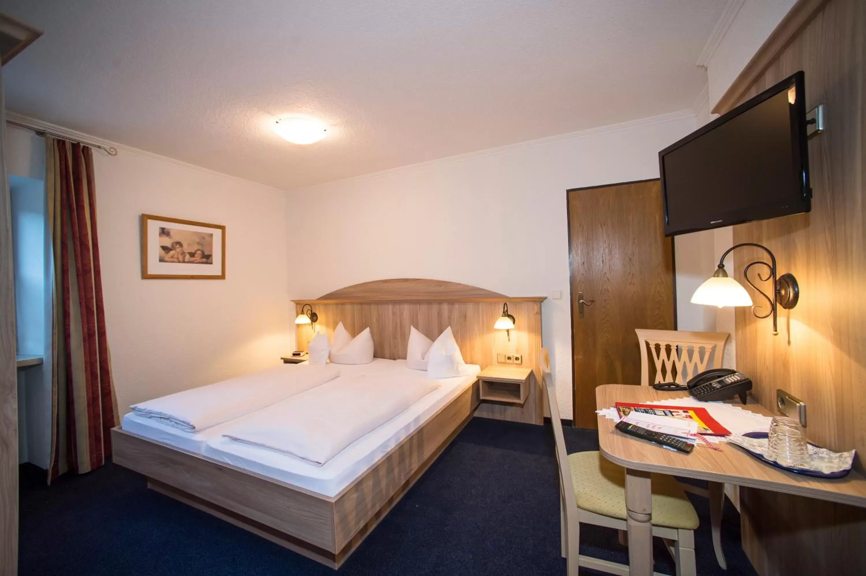 Standard Double Room in Aktivhotel & Gasthof Schmelz Ihr familienfreundliches Urlaubs Hotel mit Wellness Hallenbad, Alpensauna neu ab Februar 2026 Chiemgau Karte Standard Double Room in Aktivhotel & Gasthof Schmelz Ihr familienfreundliches Urlaubs Hotel mit Wellness Hallenbad, Alpensauna neu ab Februar 2026 Chiemgau Karte