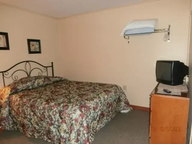 Queen Room with Two Queen Beds - River View in Riverbend Lodging Queen Room with Two Queen Beds - River View in Riverbend Lodging