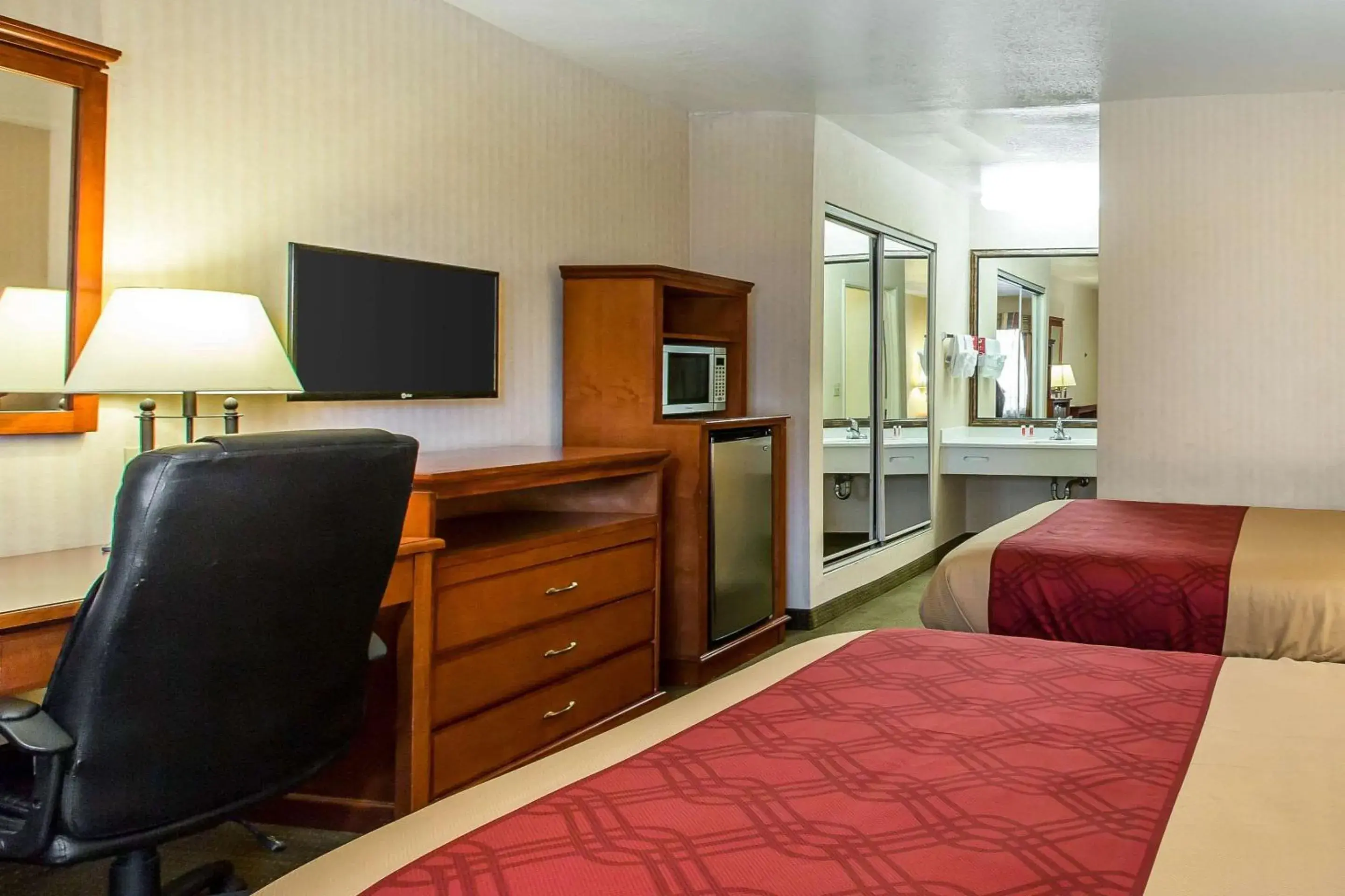 Double Room with Two Double Beds - Non-Smoking in Econo Lodge Inn & Suites Riverside - Corona Double Room with Two Double Beds - Non-Smoking in Econo Lodge Inn & Suites Riverside - Corona