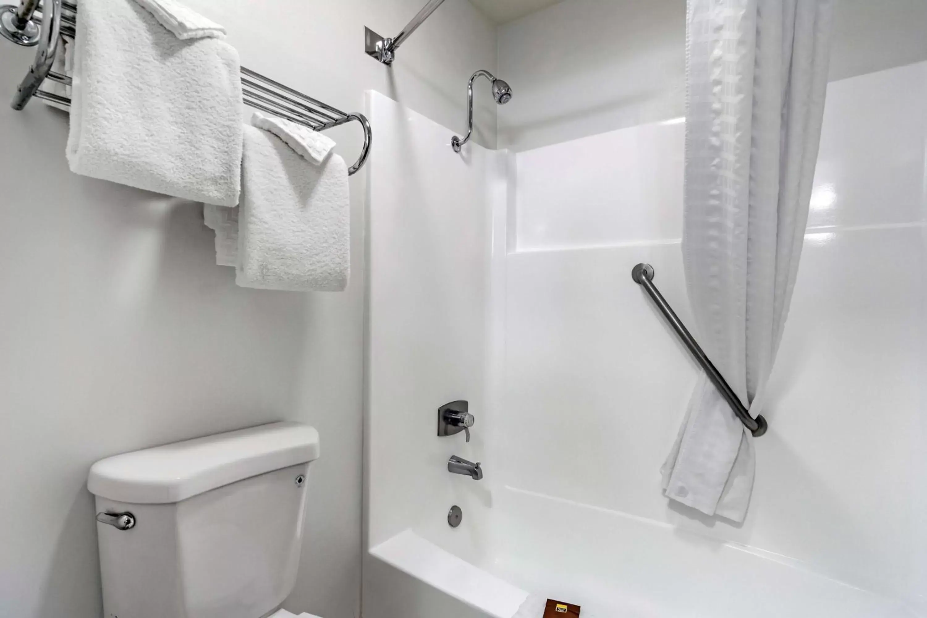 Queen Room with Two Queen Beds and Mobility Accessible Tub - Non-Smoking in Best Western PLUS Lake Front Hotel Queen Room with Two Queen Beds and Mobility Accessible Tub - Non-Smoking in Best Western PLUS Lake Front Hotel