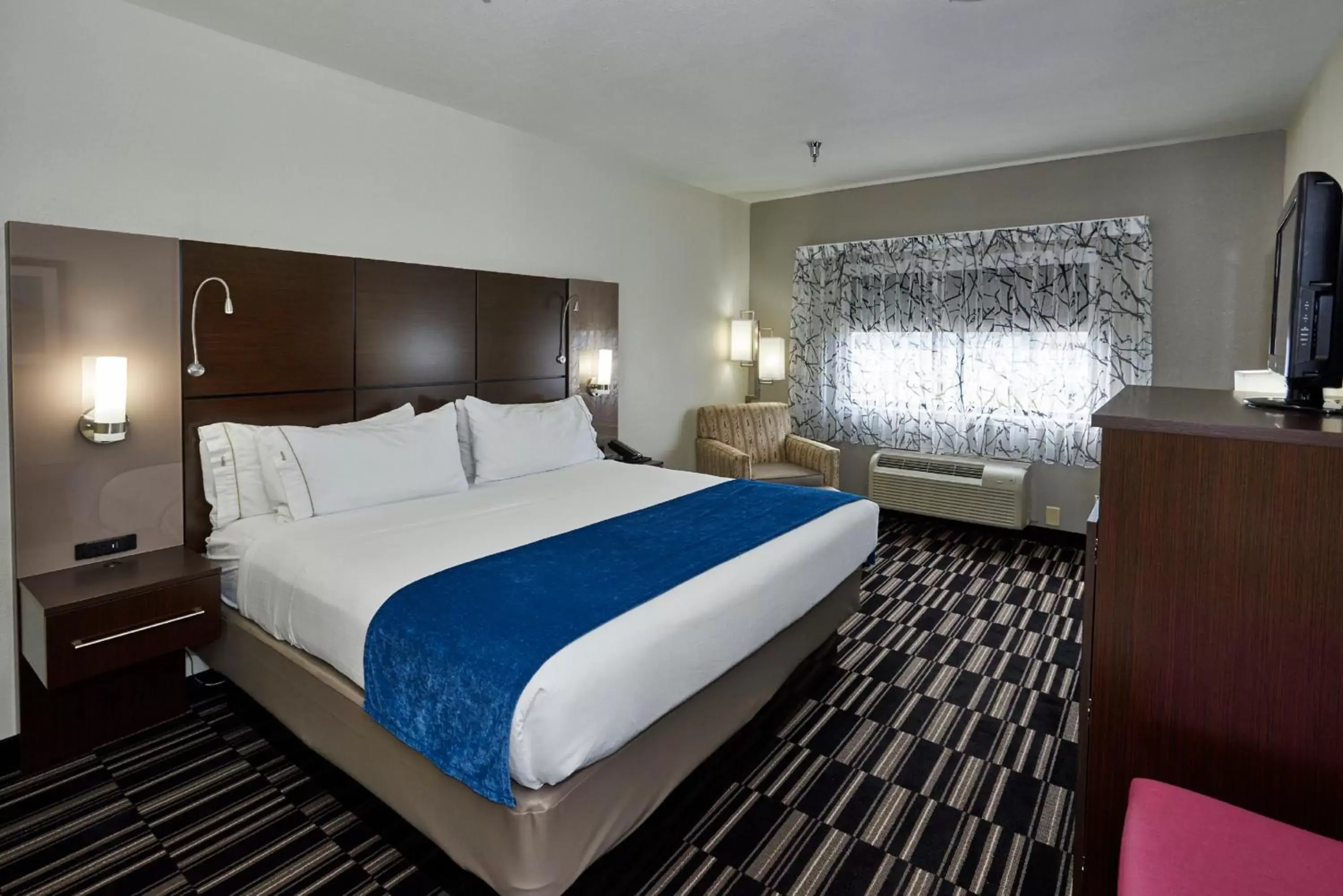 Standard King Room with Roll-in Shower - Mobility Accessible in Holiday Inn Express & Suites Birmingham South - Pelham by IHG Standard King Room with Roll-in Shower - Mobility Accessible in Holiday Inn Express & Suites Birmingham South - Pelham by IHG