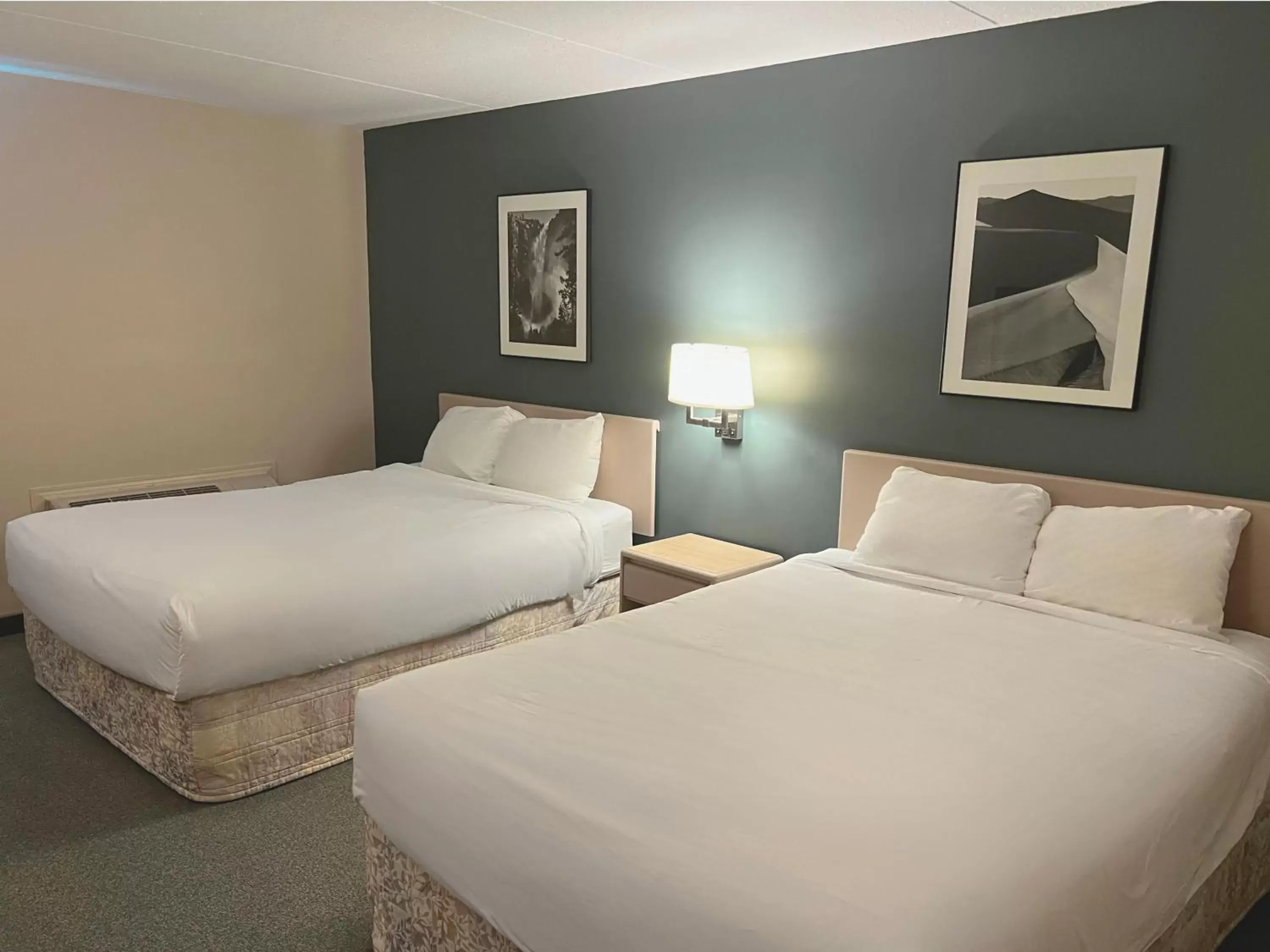 Standard Queen Room with Two Queen Beds in Heritage Inn Hotel & Convention Centre - Taber Standard Queen Room with Two Queen Beds in Heritage Inn Hotel & Convention Centre - Taber