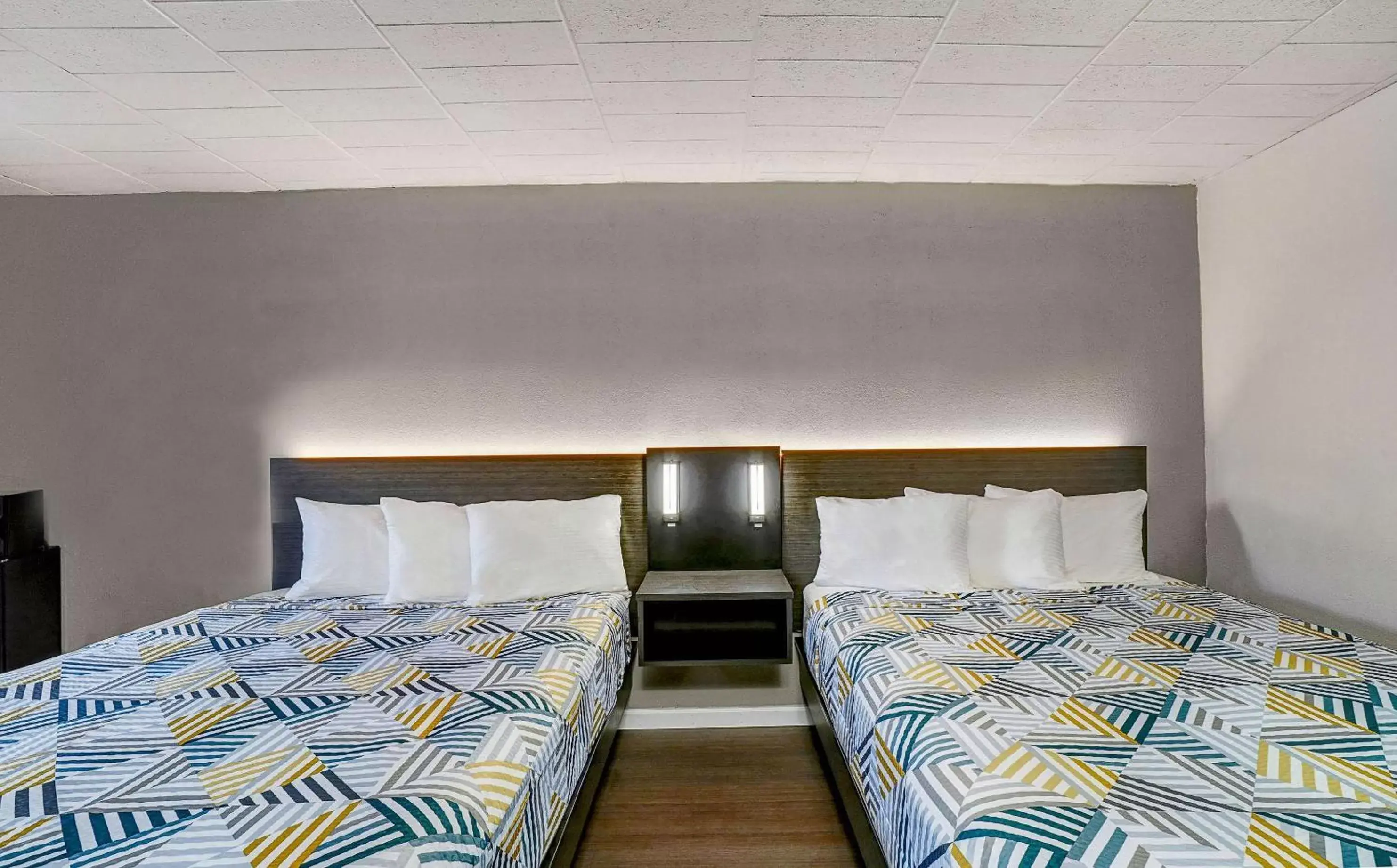 Deluxe Queen Room with Two Queen Beds - Non-Smoking in Motel 6 Carlisle, PA - Cumberland Valley Deluxe Queen Room with Two Queen Beds - Non-Smoking in Motel 6 Carlisle, PA - Cumberland Valley