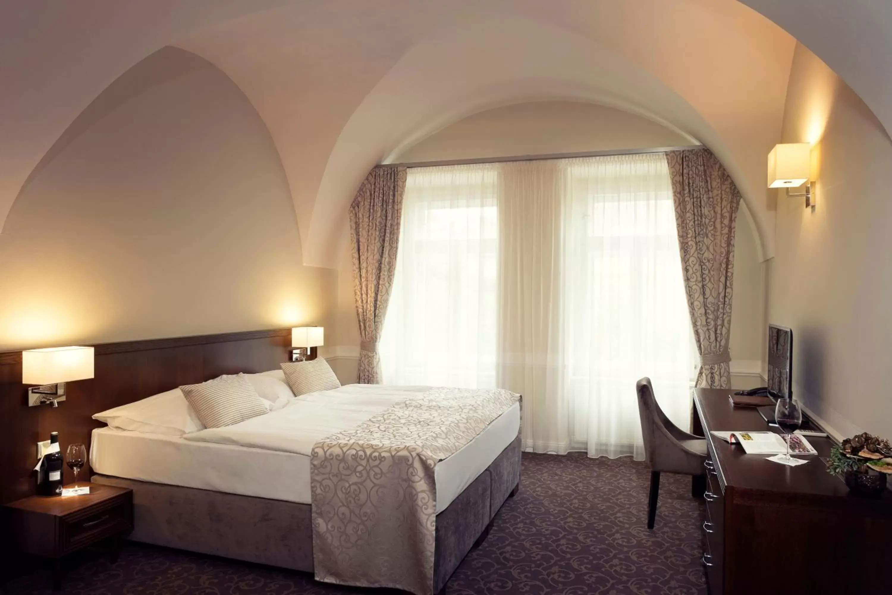 Deluxe King Suite - single occupancy in Hotel Ambassador Deluxe King Suite - single occupancy in Hotel Ambassador