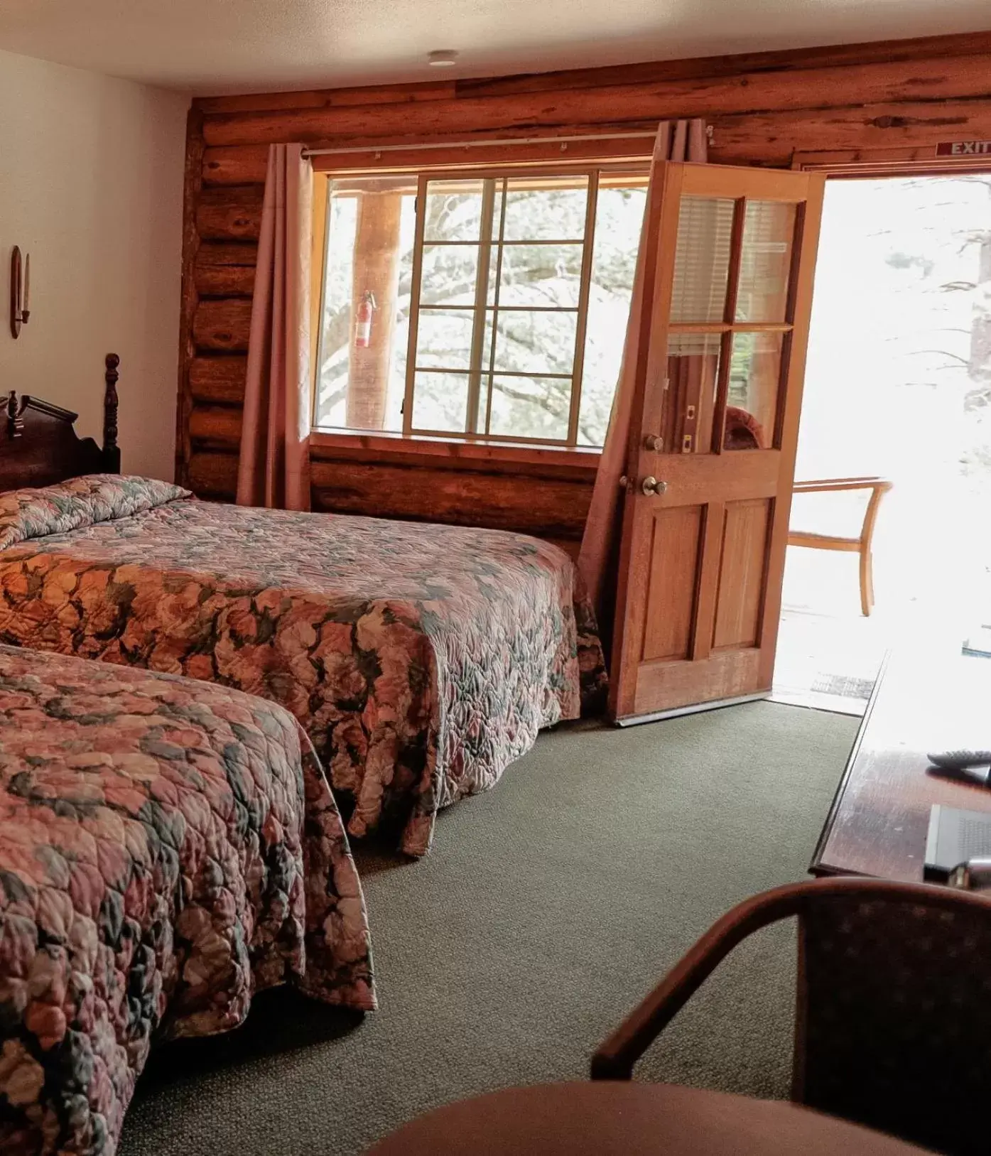 Queen Room with Two Queen Beds in Bear Creek Cabins Queen Room with Two Queen Beds in Bear Creek Cabins