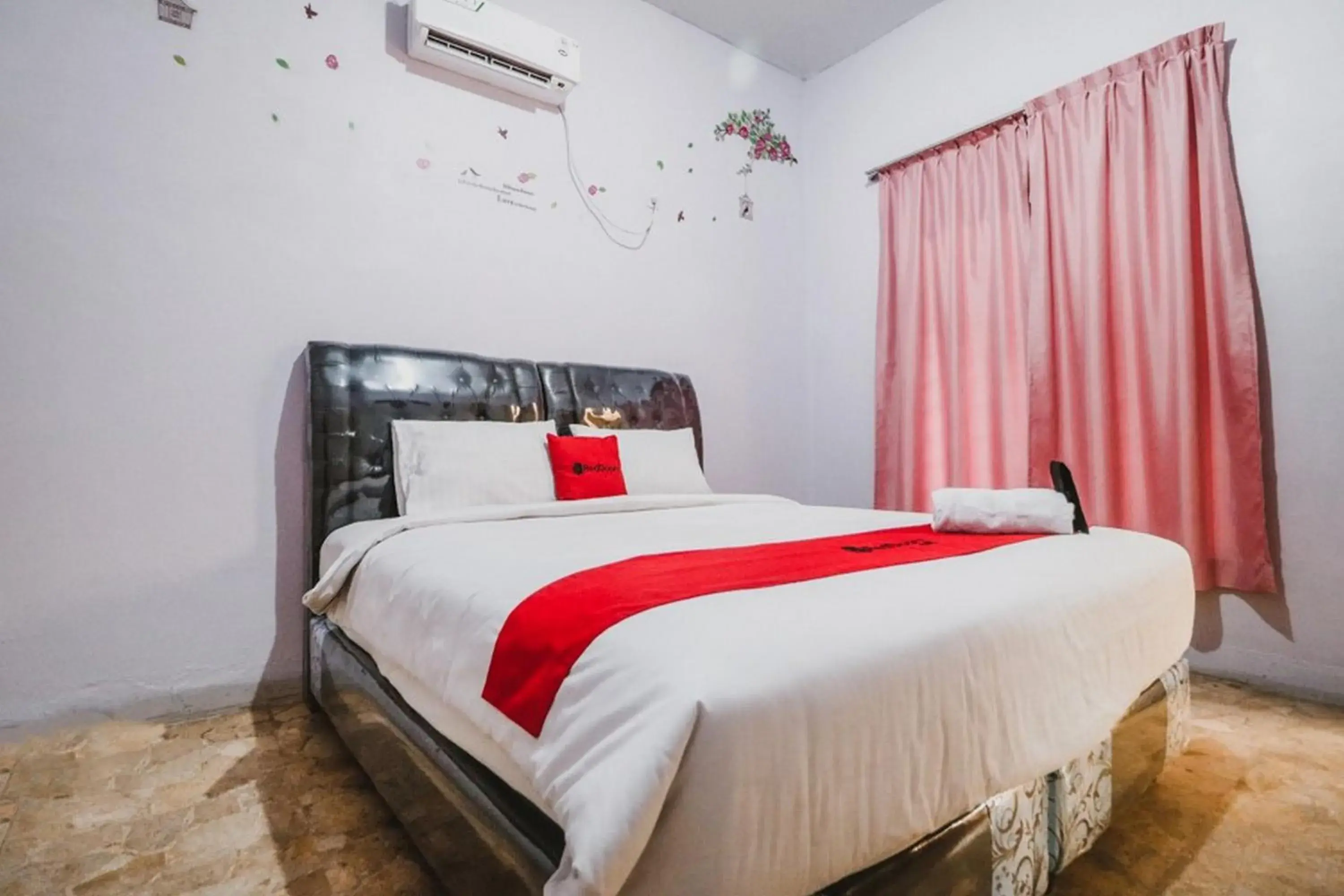 Double Room in RedDoorz near Millennium ICT Center Medan Double Room in RedDoorz near Millennium ICT Center Medan