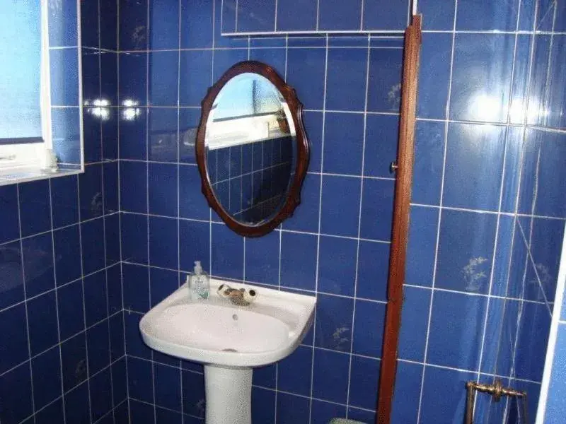 Triple Room with Shared Bathroom in Best Inn Hotel Triple Room with Shared Bathroom in Best Inn Hotel