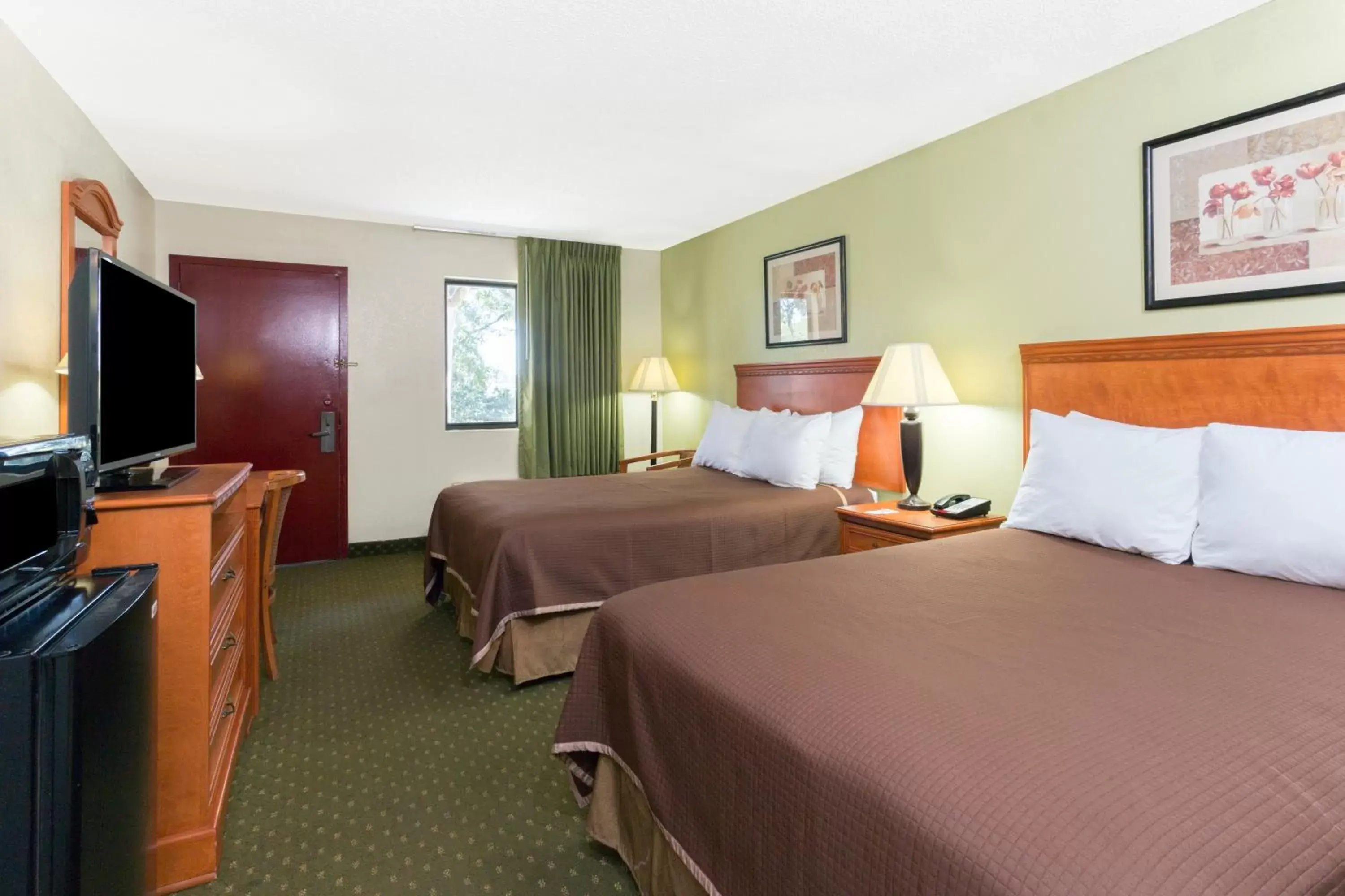 Double Room with Two Double Beds and Bath Tub - Mobility/Hearing Accessible - Non-Smoking in Howard Johnson by Wyndham Tallahassee Double Room with Two Double Beds and Bath Tub - Mobility/Hearing Accessible - Non-Smoking in Howard Johnson by Wyndham Tallahassee
