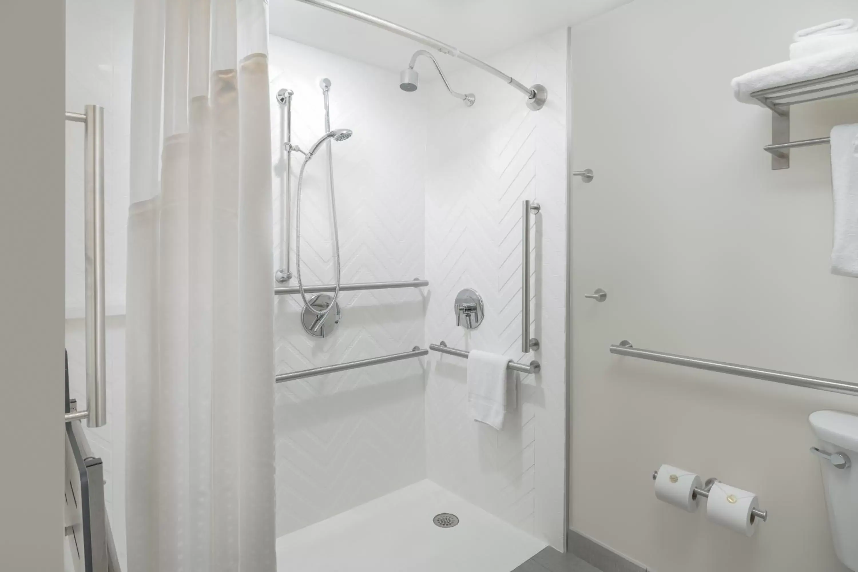 One Queen Bed Hear Access Roll In Shower - Non-Smoking in Holiday Inn Portland-By the Bay, an IHG Hotel One Queen Bed Hear Access Roll In Shower - Non-Smoking in Holiday Inn Portland-By the Bay, an IHG Hotel