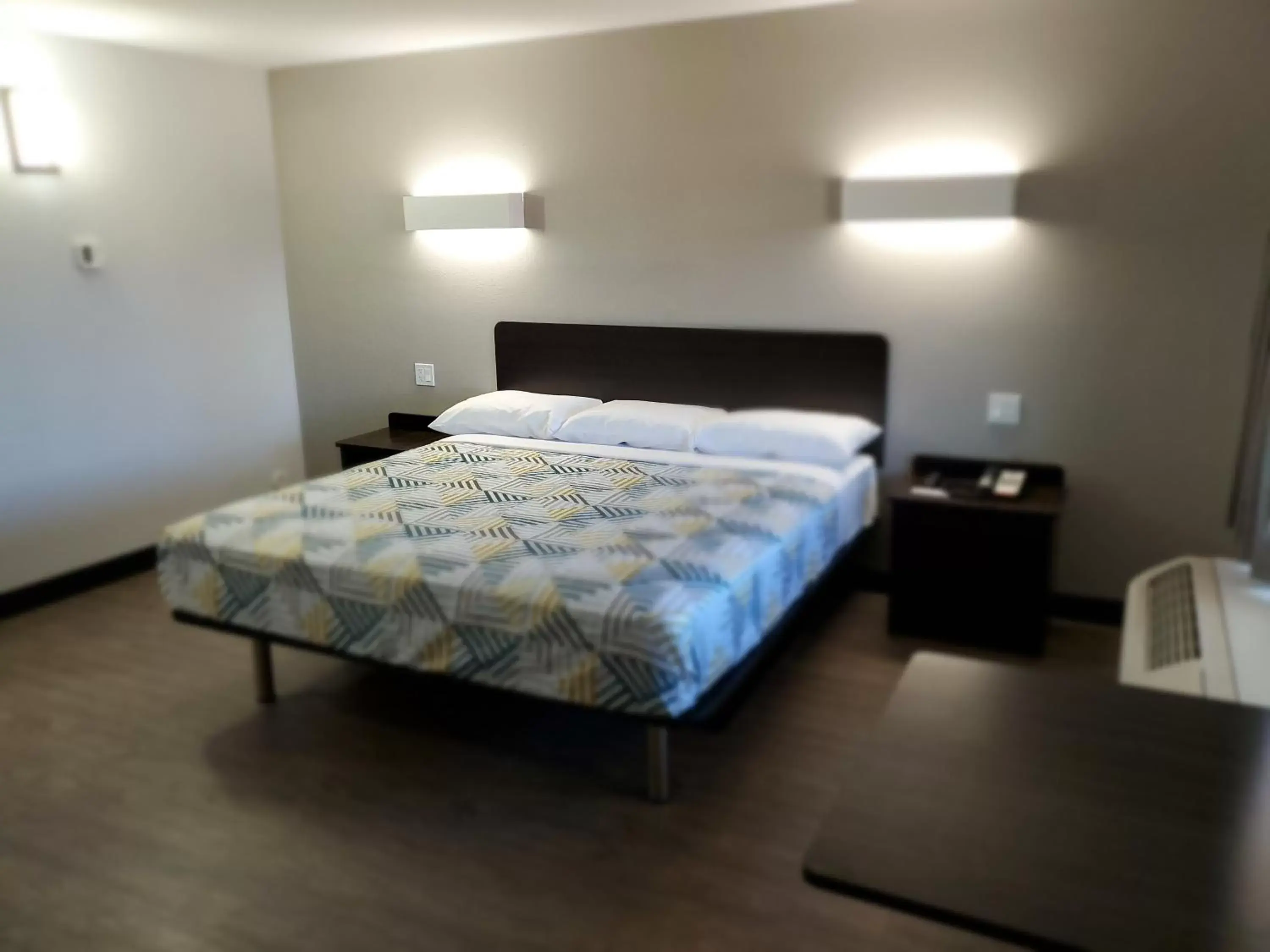 King Room - Disability Access - Non-Smoking in Motel 6-Show Low, AZ King Room - Disability Access - Non-Smoking in Motel 6-Show Low, AZ