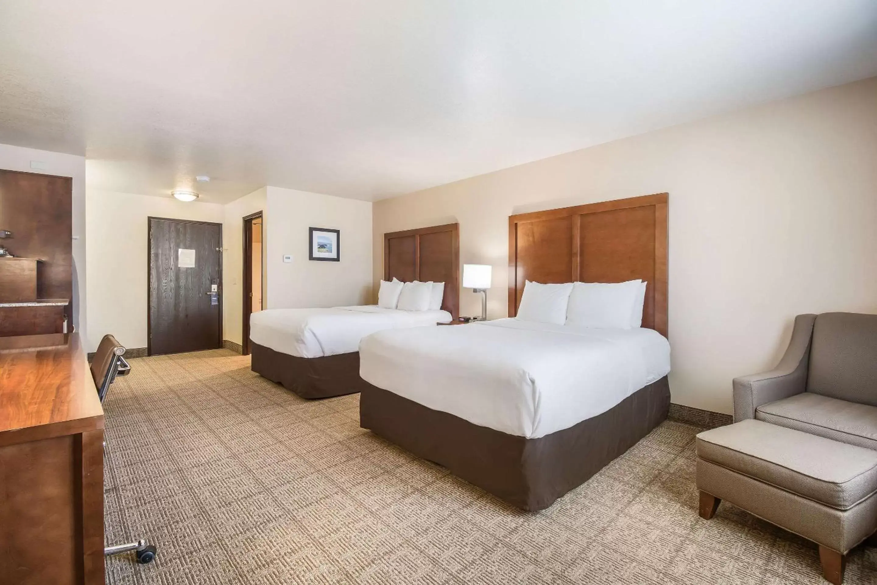 Queen Room with Two Queen Beds - Non-Smoking in Comfort Inn Newport Queen Room with Two Queen Beds - Non-Smoking in Comfort Inn Newport