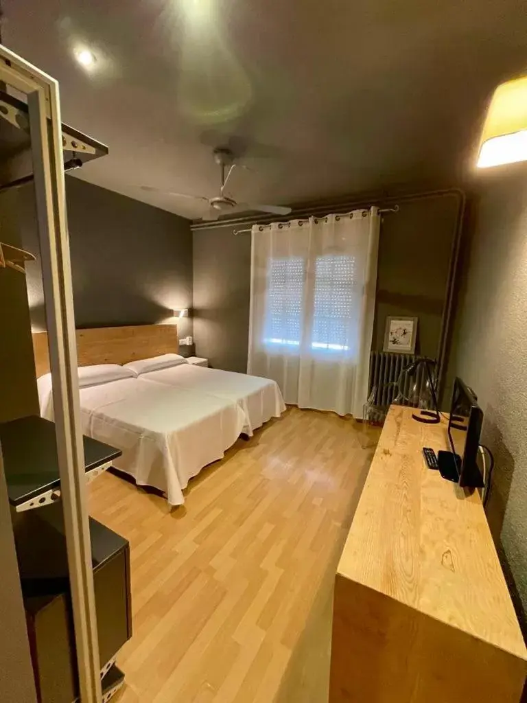 Twin Room with free parking included in Hotel & Restaurant Figueres Parc Twin Room with free parking included in Hotel & Restaurant Figueres Parc