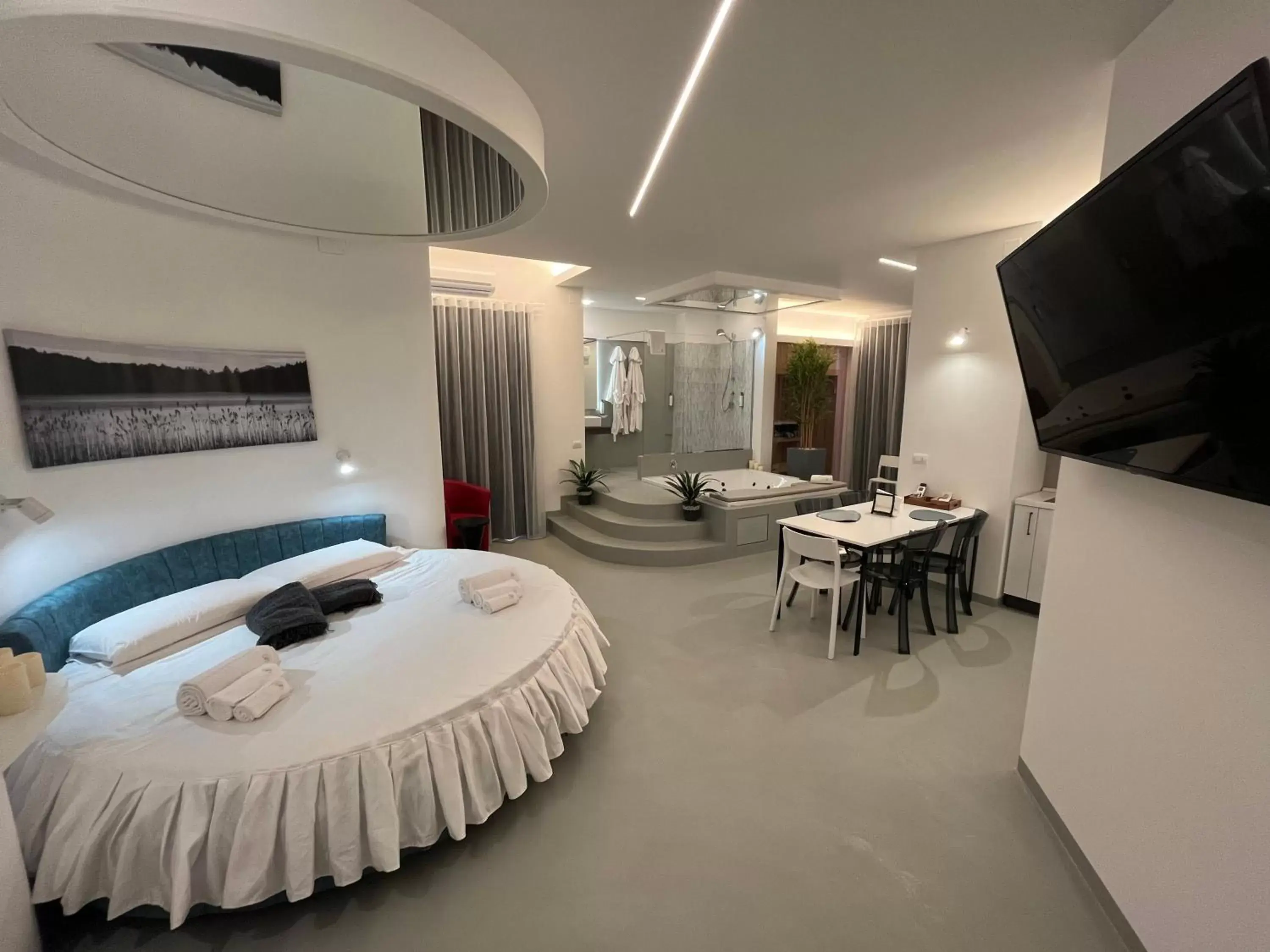 Queen Room with Spa Bath in La Casba Queen Room with Spa Bath in La Casba