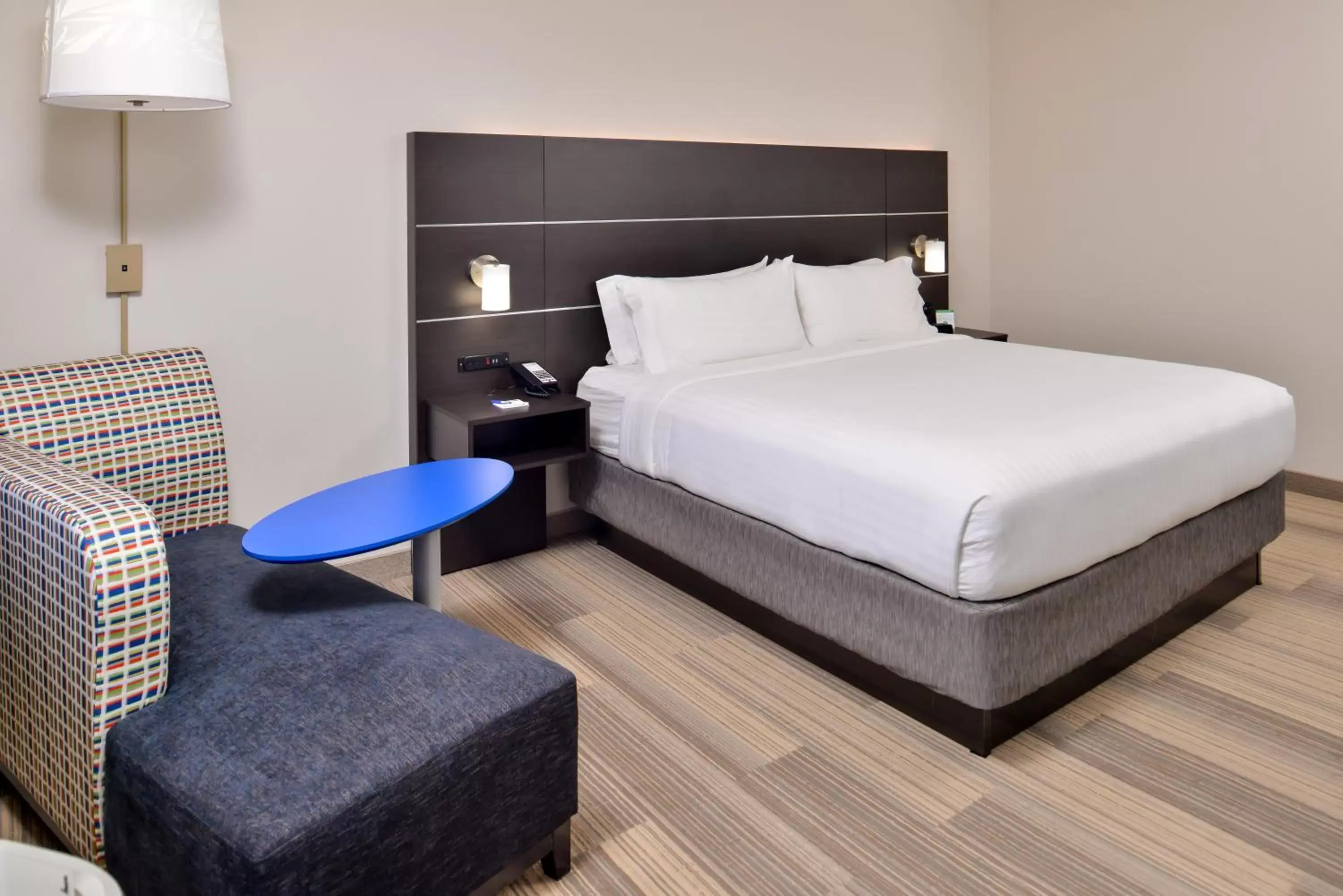 King Room - Hearing Accessible - Non-Smoking in Holiday Inn Express & Suites - Kansas City - Lee's Summit, an IHG Hotel King Room - Hearing Accessible - Non-Smoking in Holiday Inn Express & Suites - Kansas City - Lee's Summit, an IHG Hotel