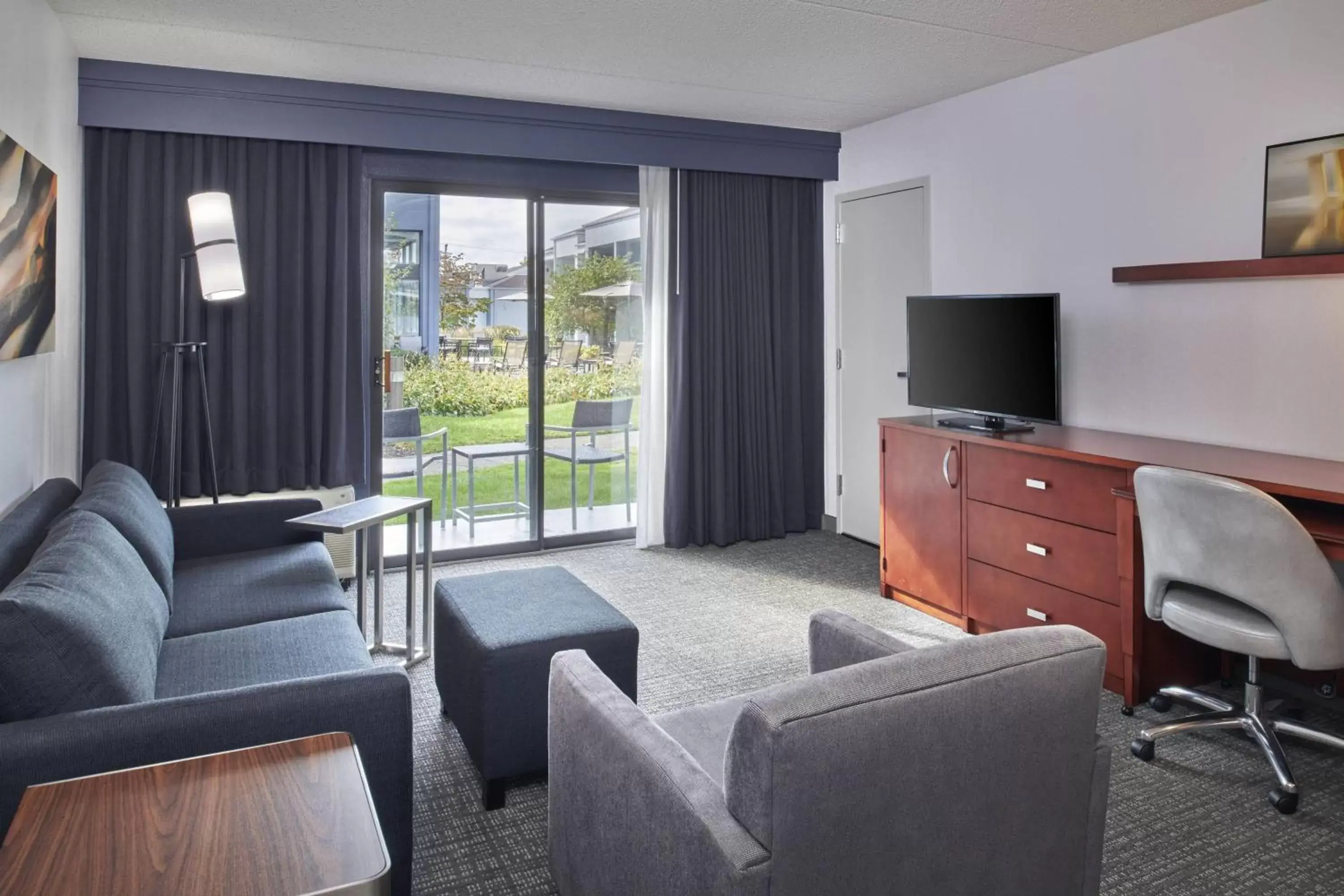 King Suite in Courtyard by Marriott Detroit Troy King Suite in Courtyard by Marriott Detroit Troy