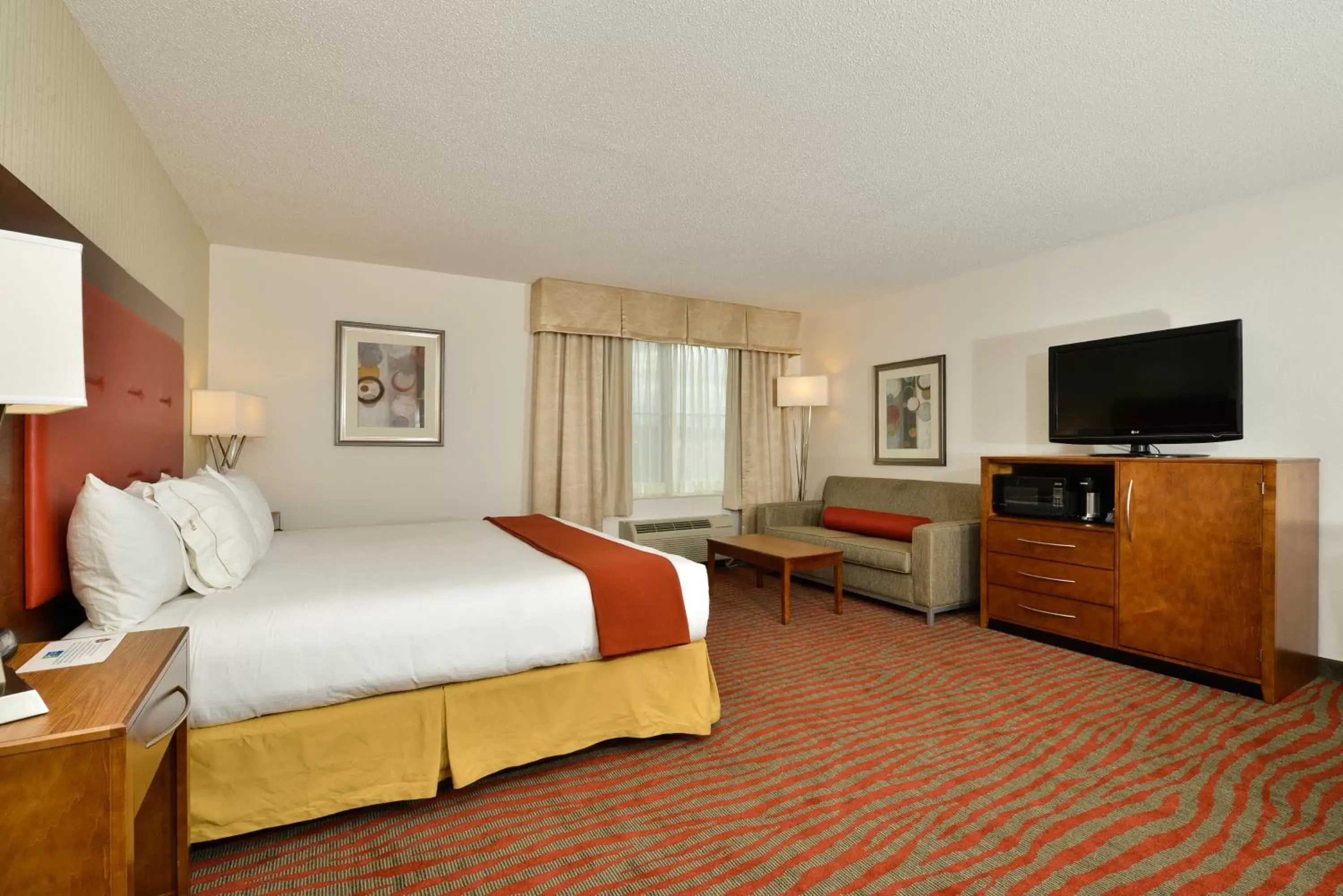 Standard King Room with Sofa Bed in Holiday Inn Express Boston-Milford by IHG Standard King Room with Sofa Bed in Holiday Inn Express Boston-Milford by IHG