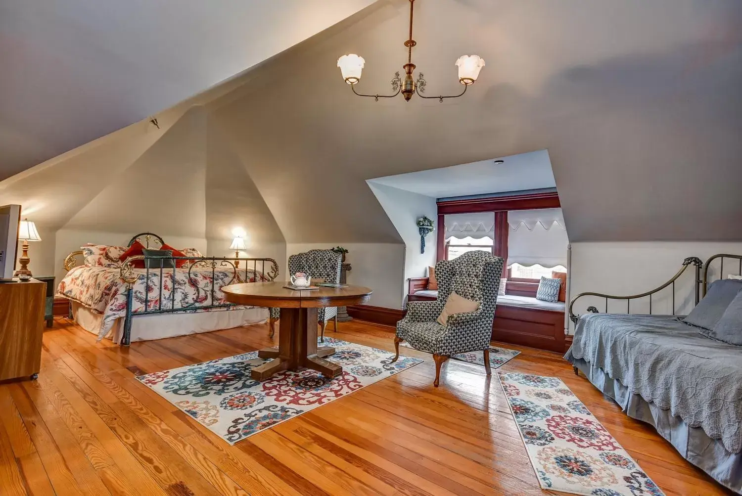 King Suite in The Mansion at Elfindale King Suite in The Mansion at Elfindale