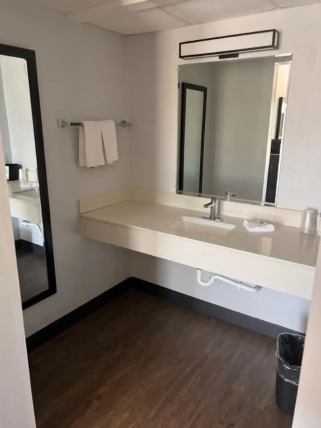 Deluxe King Room - Non-Smoking in Motel 6 Dublin, Ga Deluxe King Room - Non-Smoking in Motel 6 Dublin, Ga