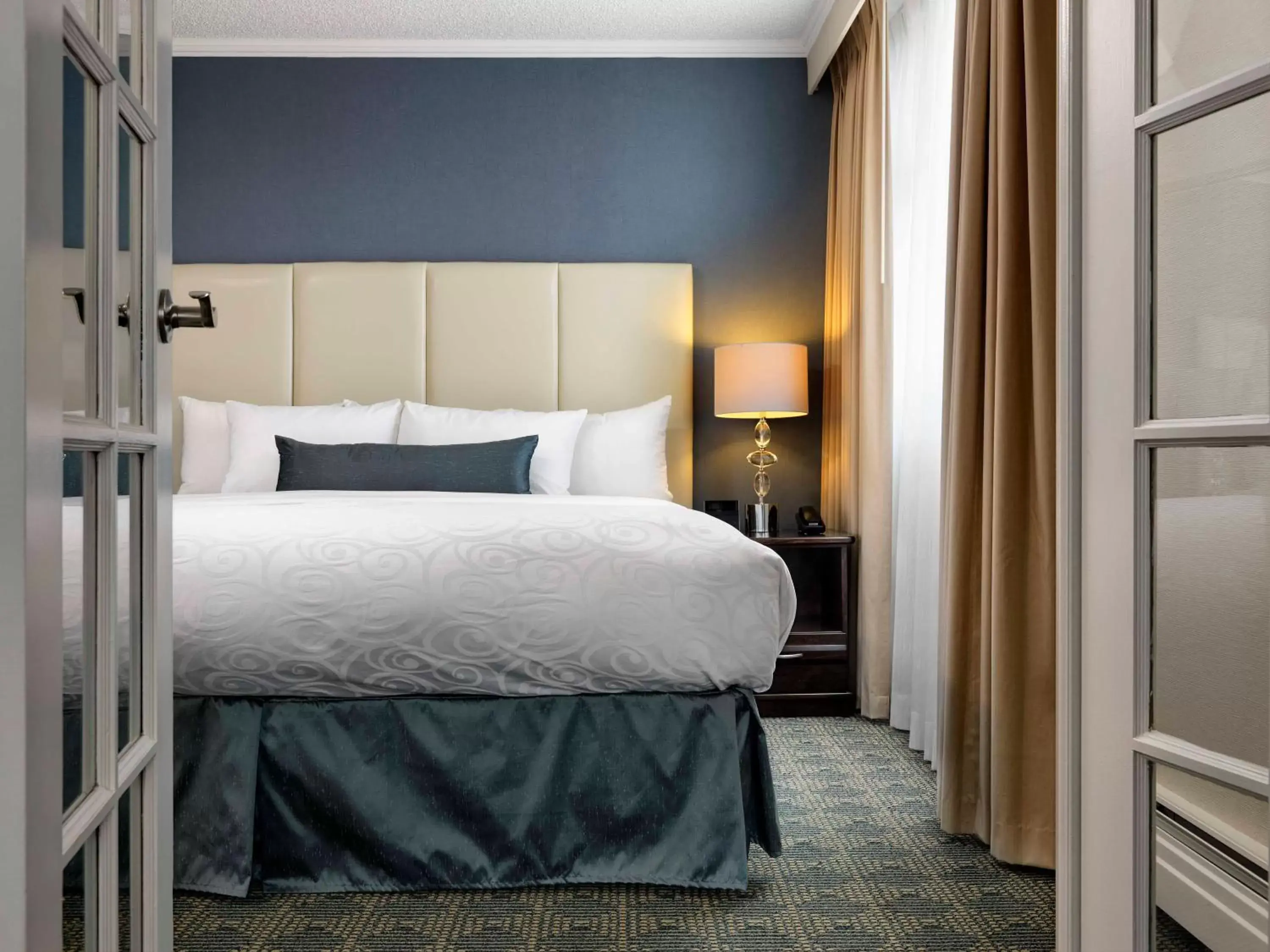 One-Bedroom Suite in Chateau Victoria Hotel & Suites One-Bedroom Suite in Chateau Victoria Hotel & Suites