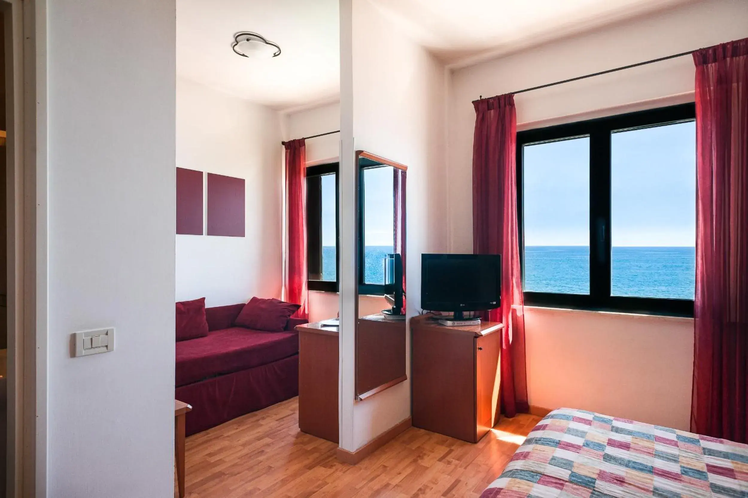 Quadruple Room with Sea View in Hotel Brigantino Non Dista Quadruple Room with Sea View in Hotel Brigantino Non Dista