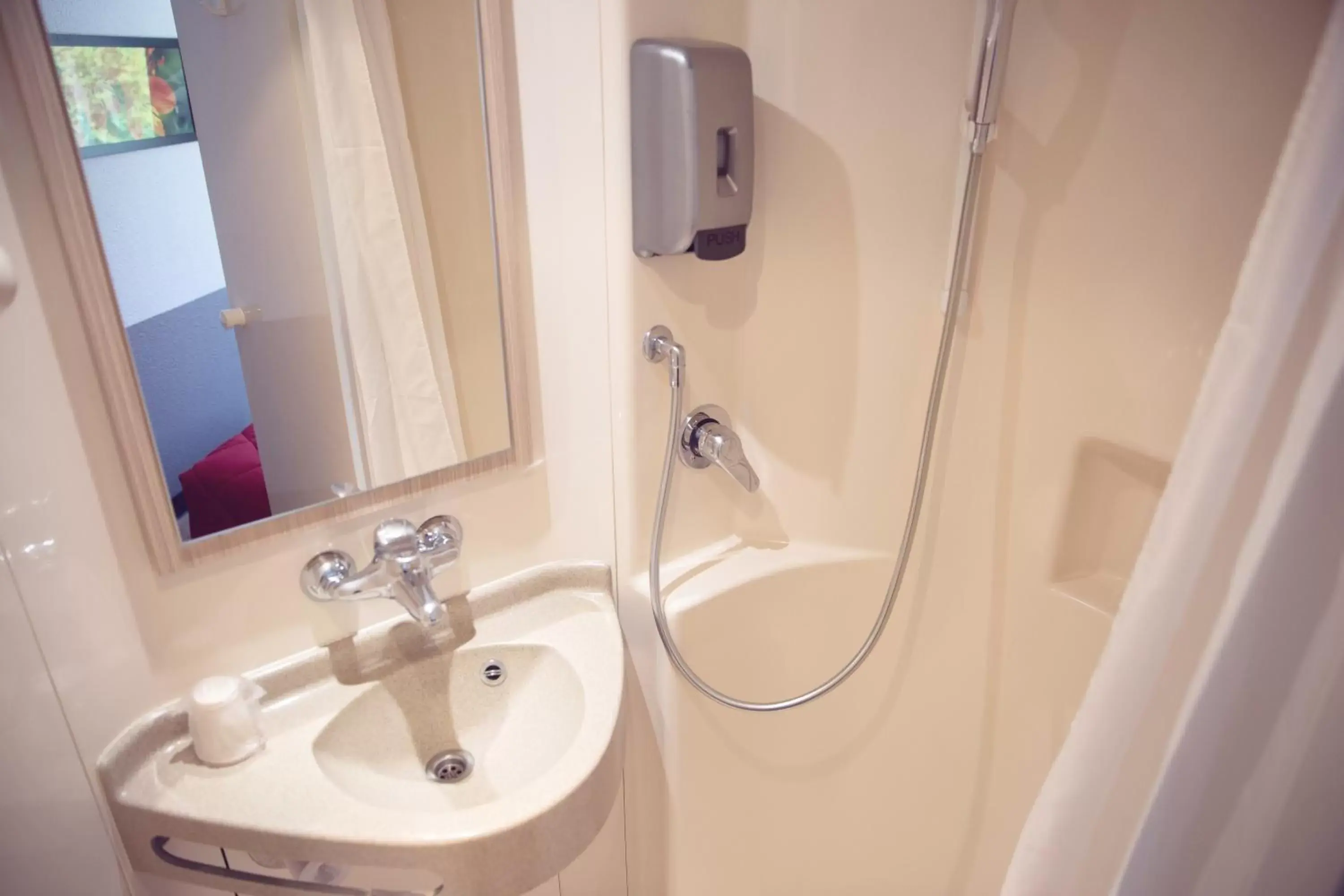 Triple Room in Premiere Classe Roissy Aéroport Charles De Gaulle Triple Room in Premiere Classe Roissy Aéroport Charles De Gaulle